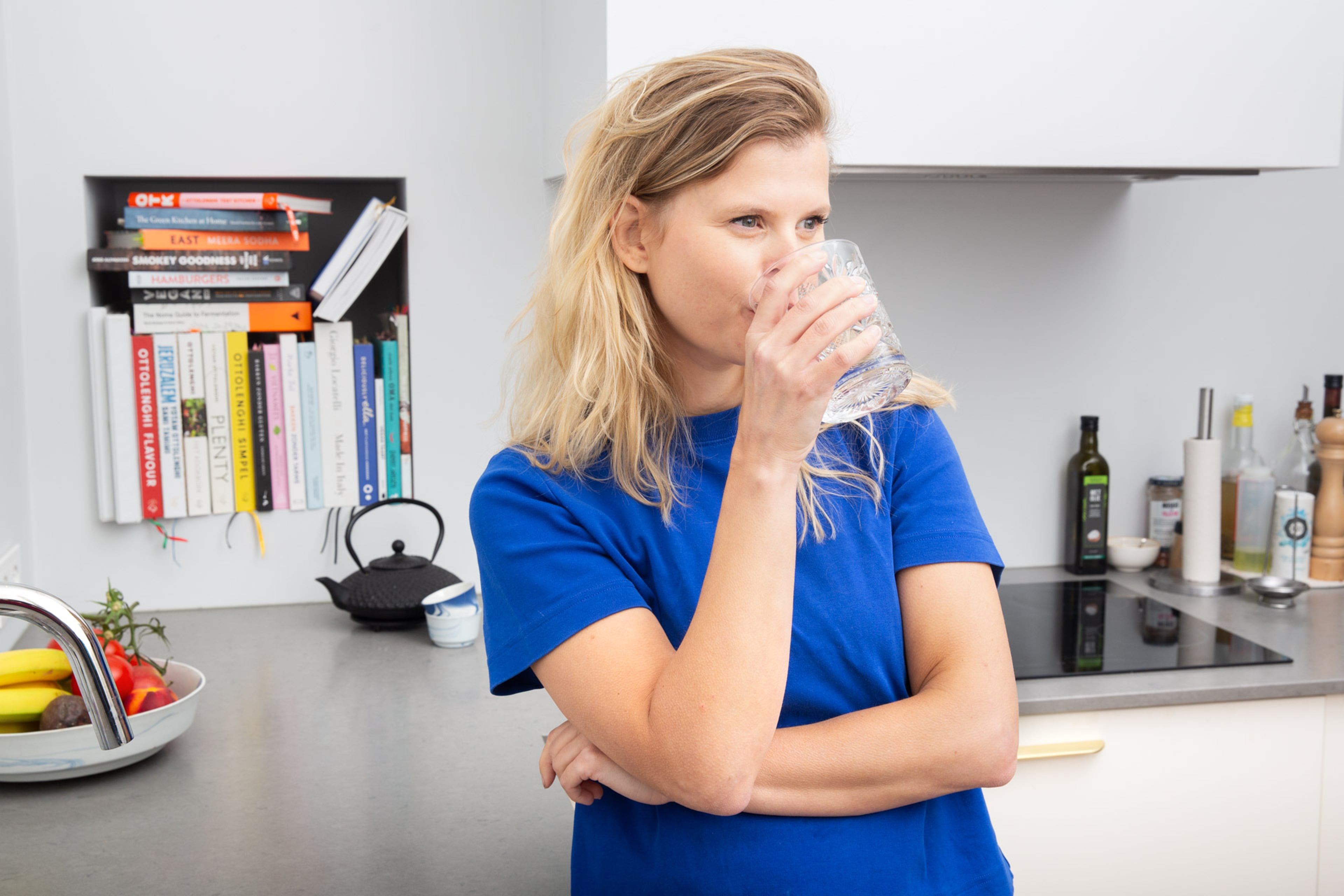 vrouw drinkt glas met water in keuken