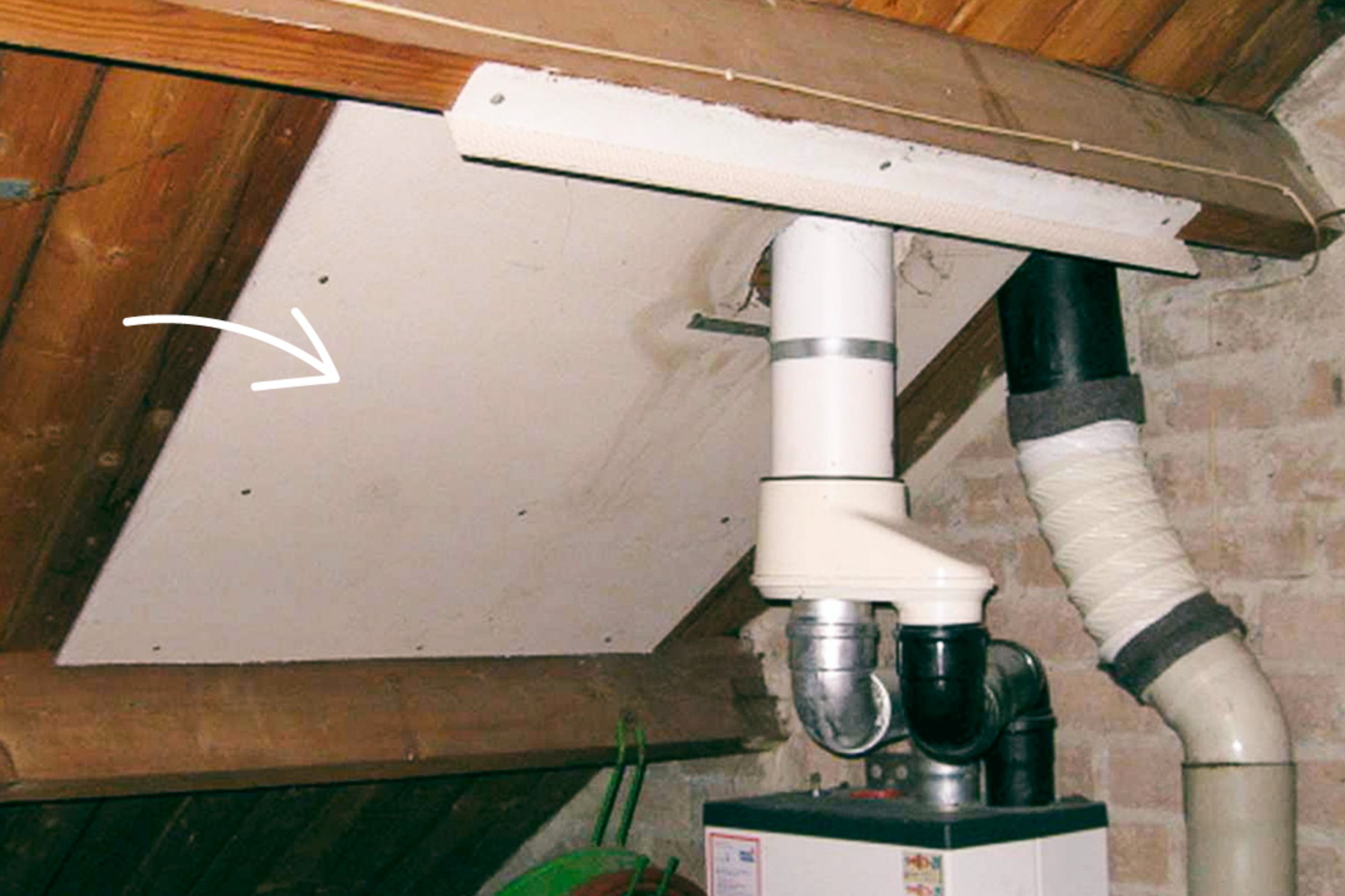 Pijl die wijst naar een plaat boven de cv-ketel waar asbest in zit. Plekken waar je asbest kunt vinden in huis.