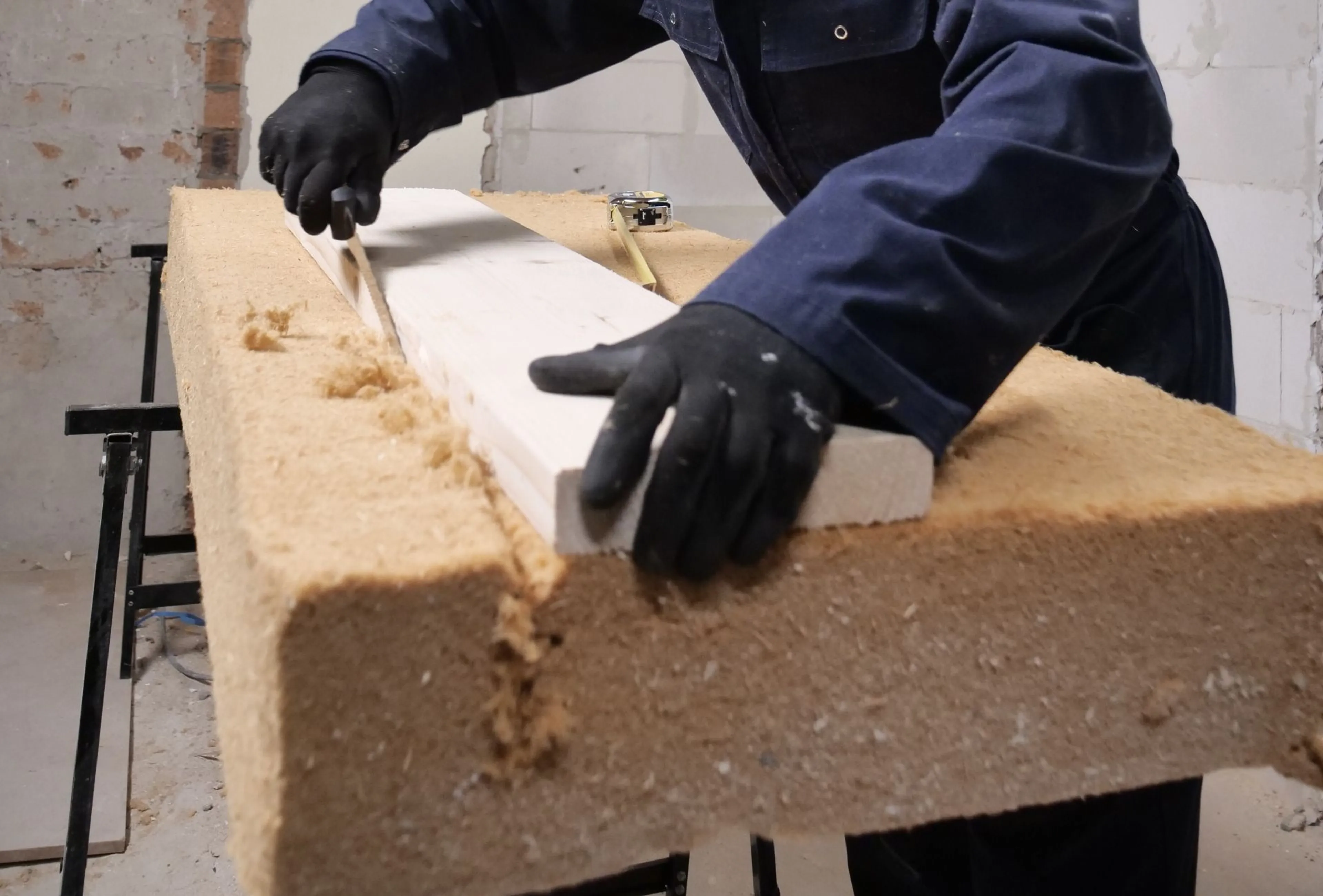 Voorzetwand met isolatiewol: snijden isolatiemateriaal