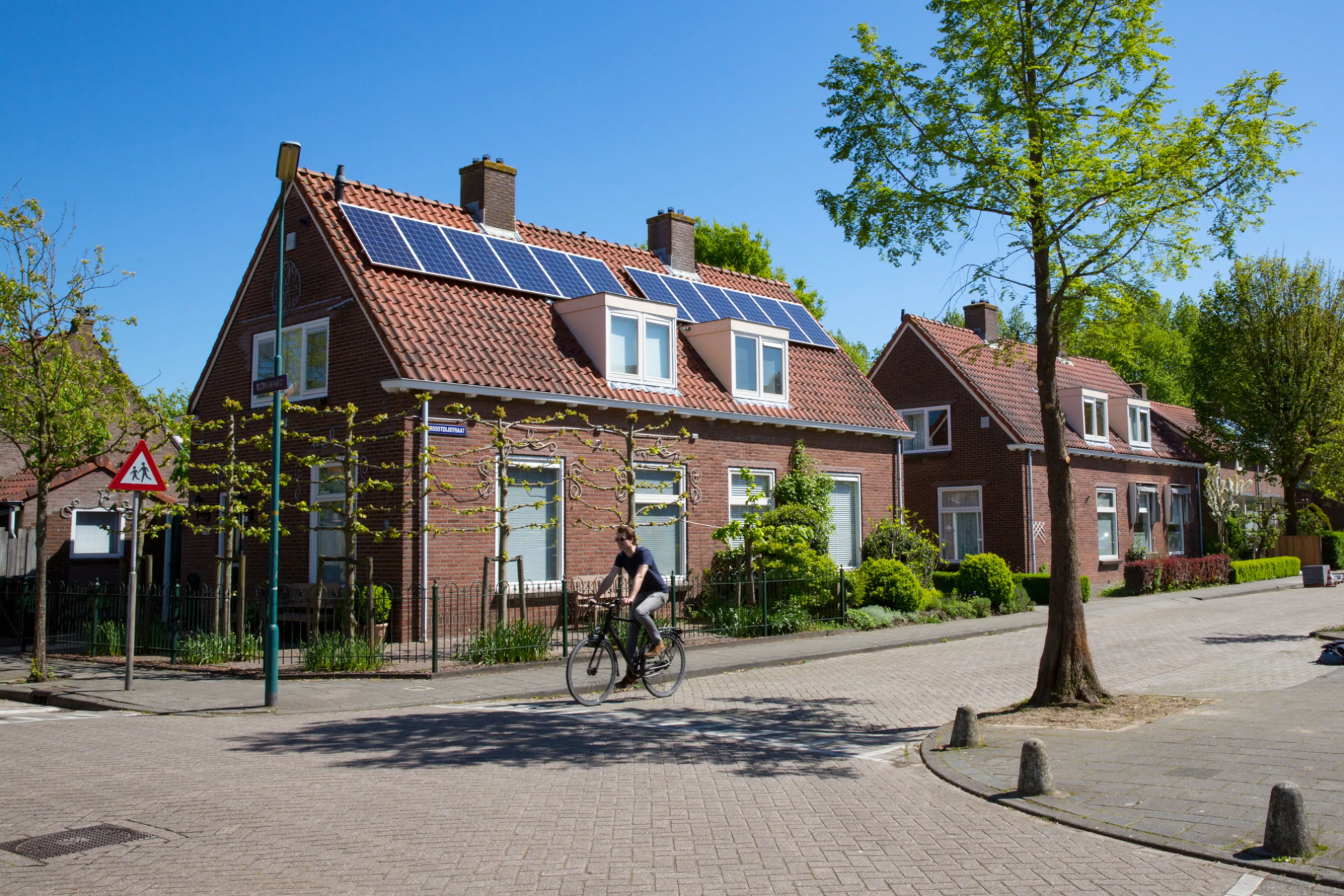 Zonnepanelen op het dak van een woning