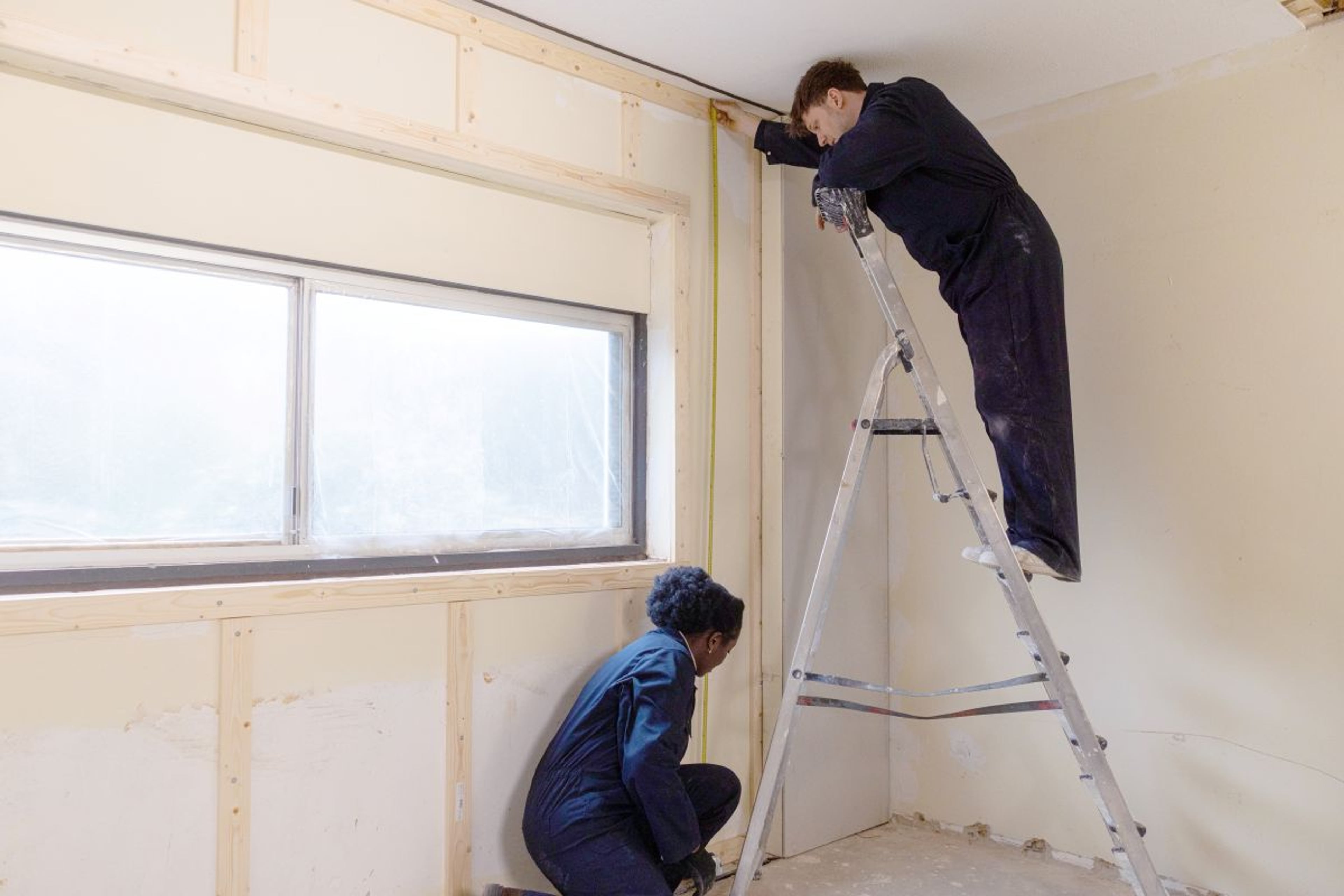 Voorzetwand met hardschuimplaten: muur opmeten