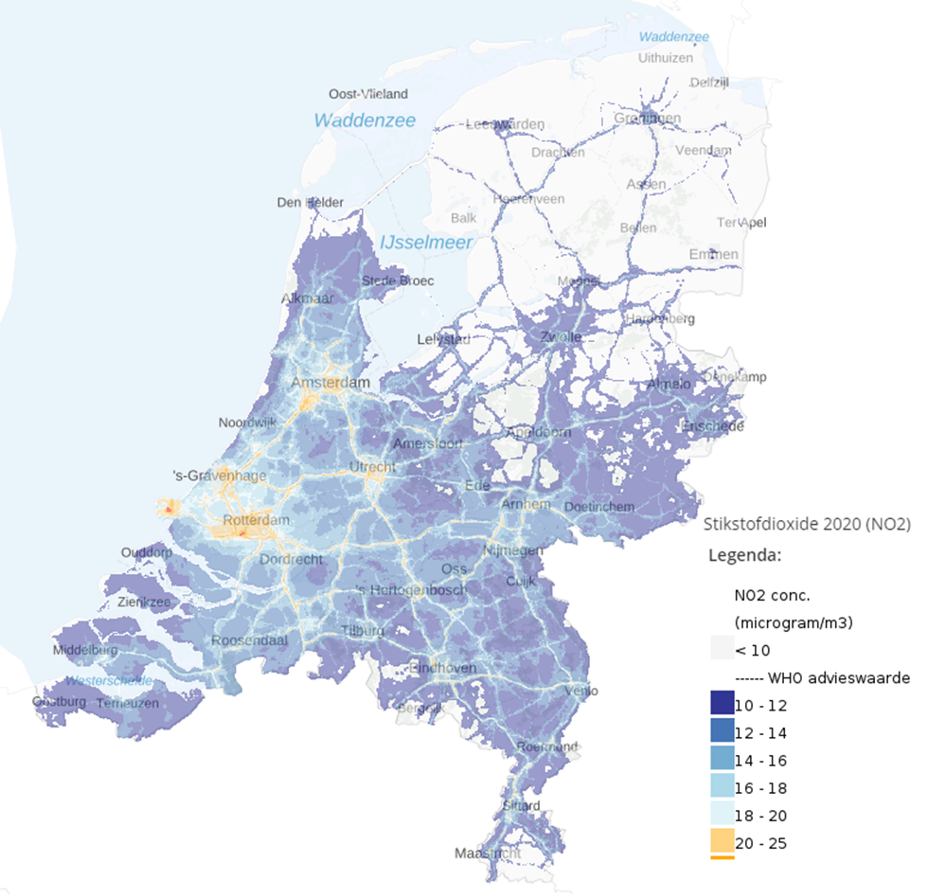 Kaart met een overzicht van de afzetting van stikstofdioxide (NO2) in Nederland. Deze is het hoogst in de grote steden Amsterdam, Utrecht, Rotterdam en Den Haag en op de Maasvlakte. In de noordelijke provincies is deze laag.