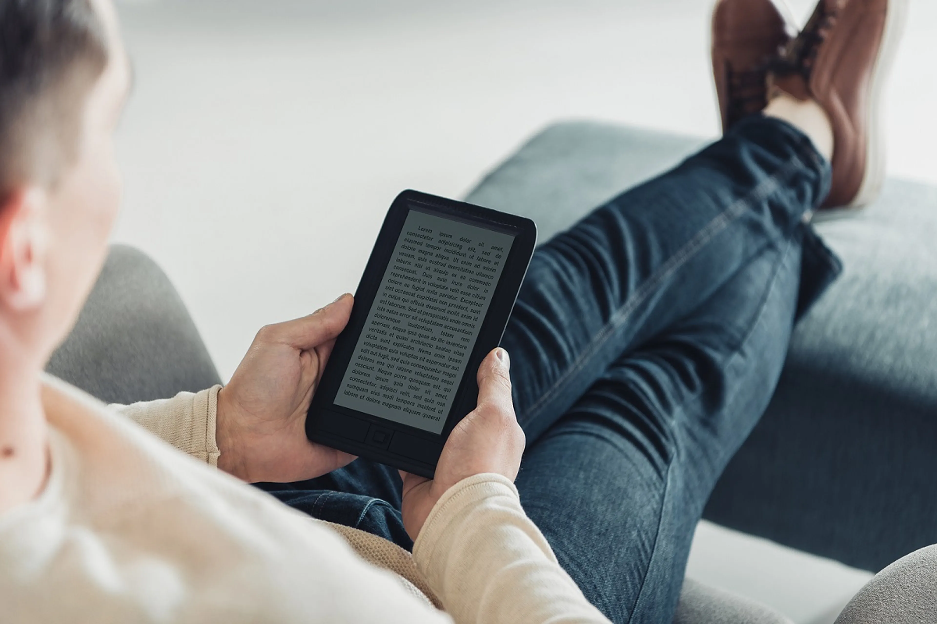 Man leest boek op e-reader