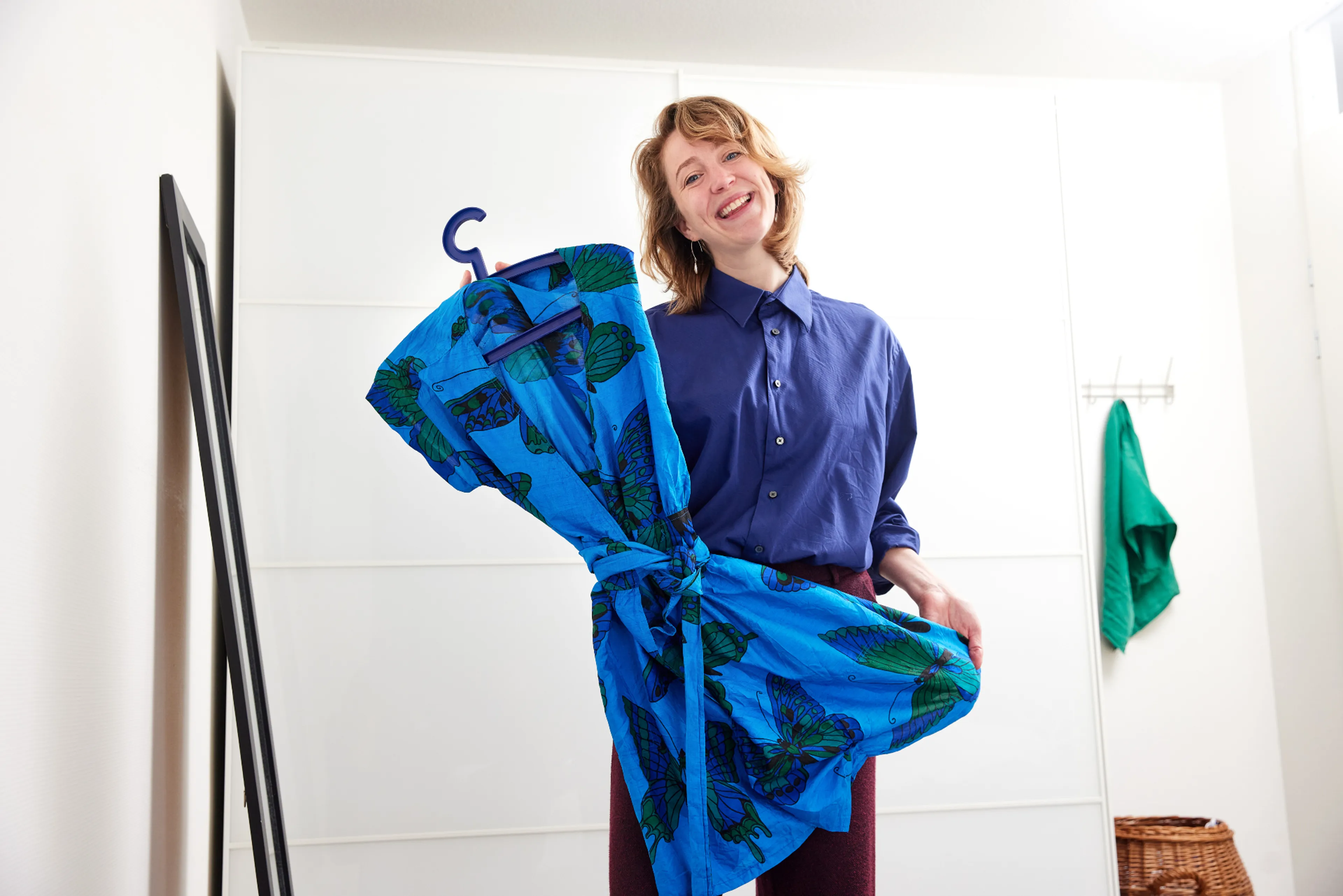 Anjolieke toont haar unieke blauwe jurk met vlinders
