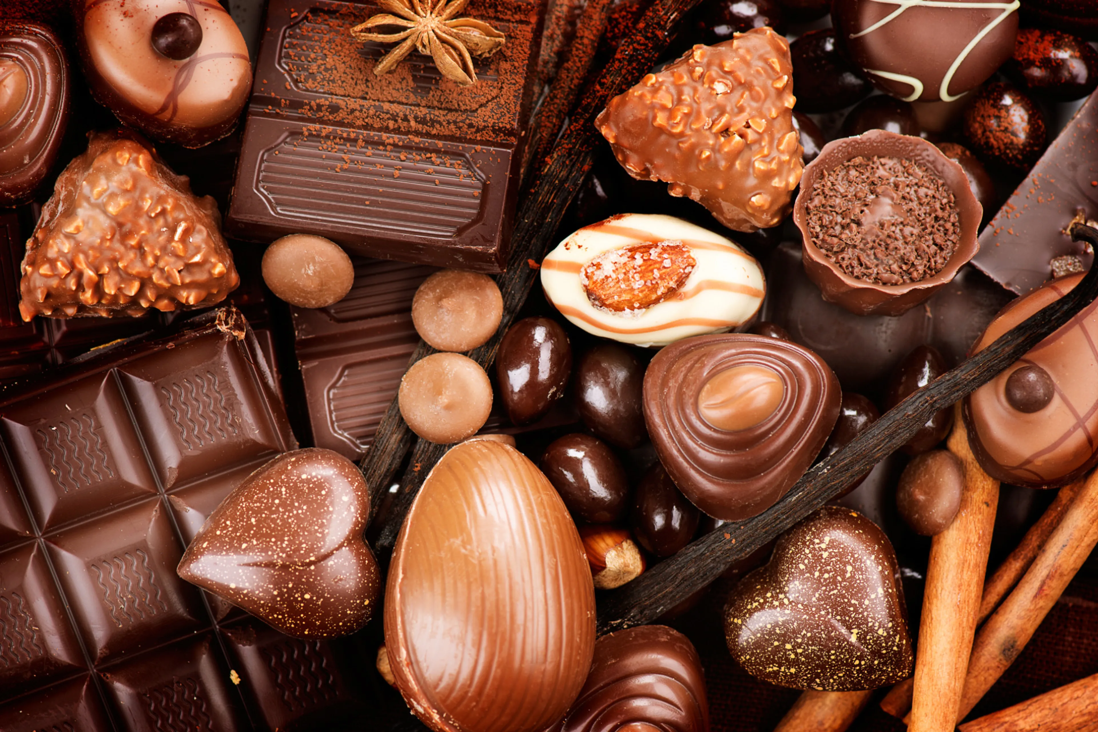Chocola. Chocola wordt gemaakt van de tropische vrucht cacao.