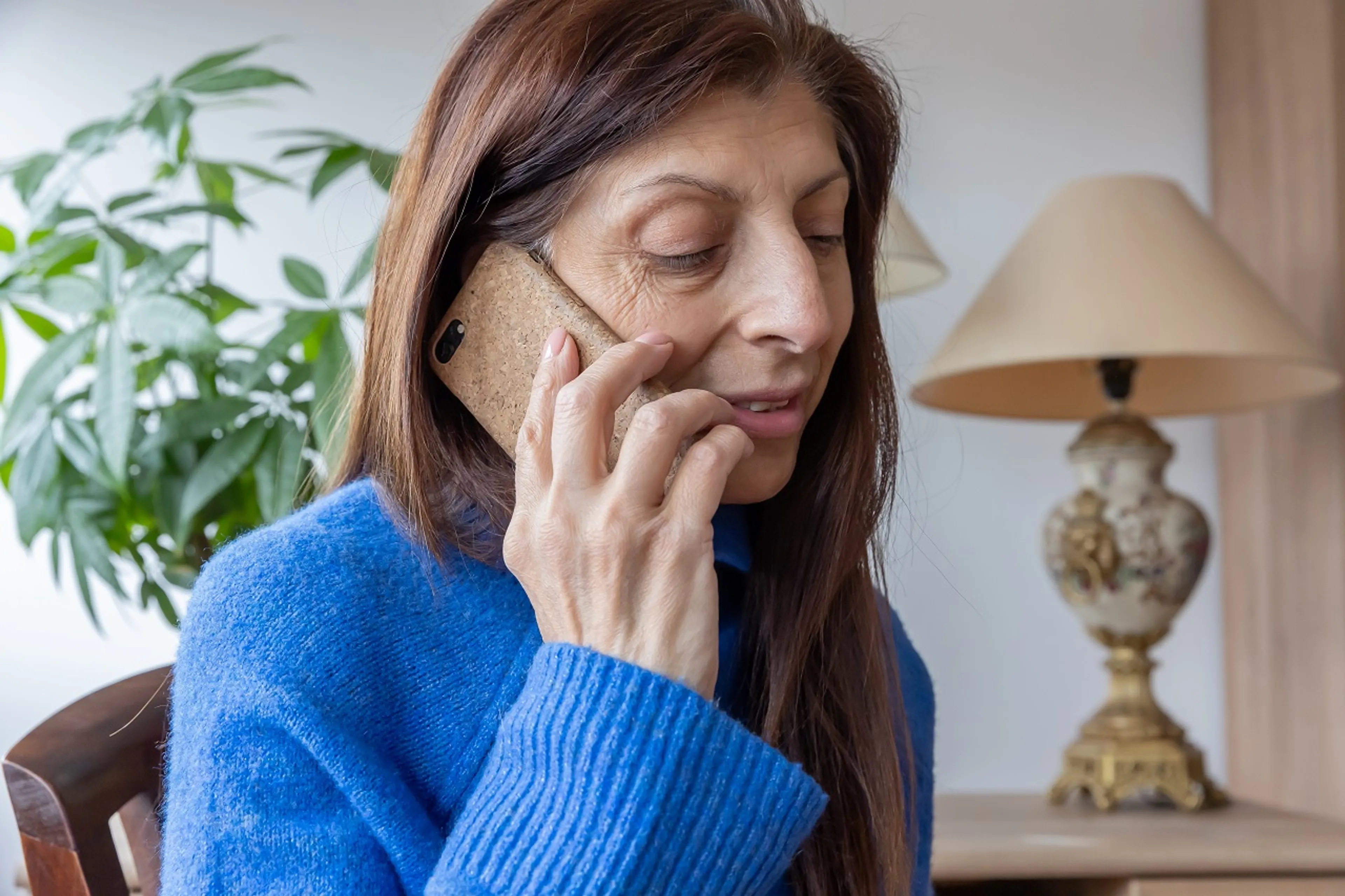 Een vrouw belt met haar mobiele telefoon.
