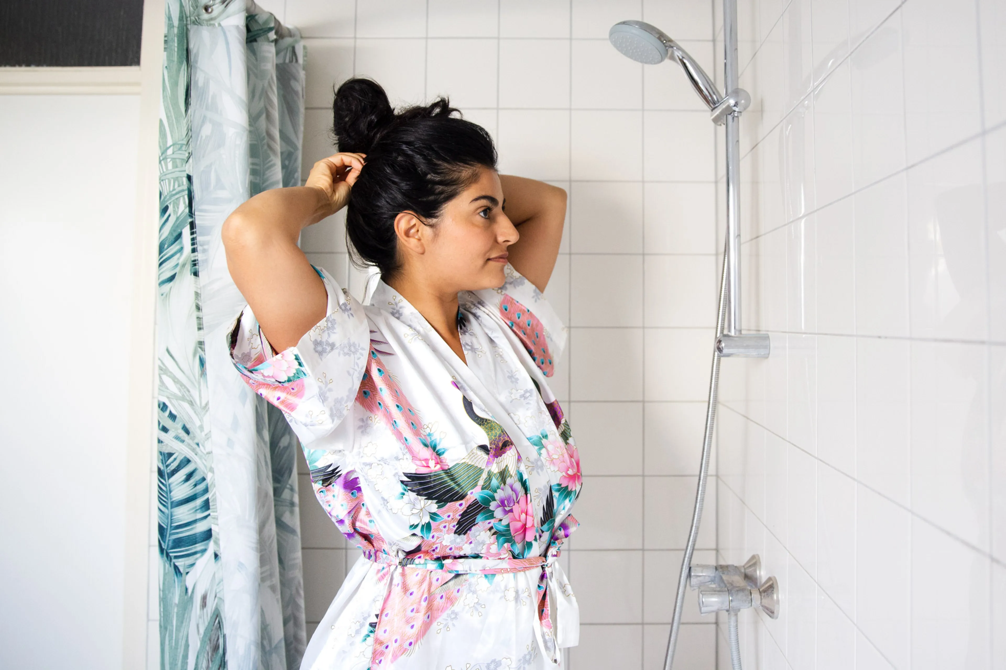 vrouw staat in douche
