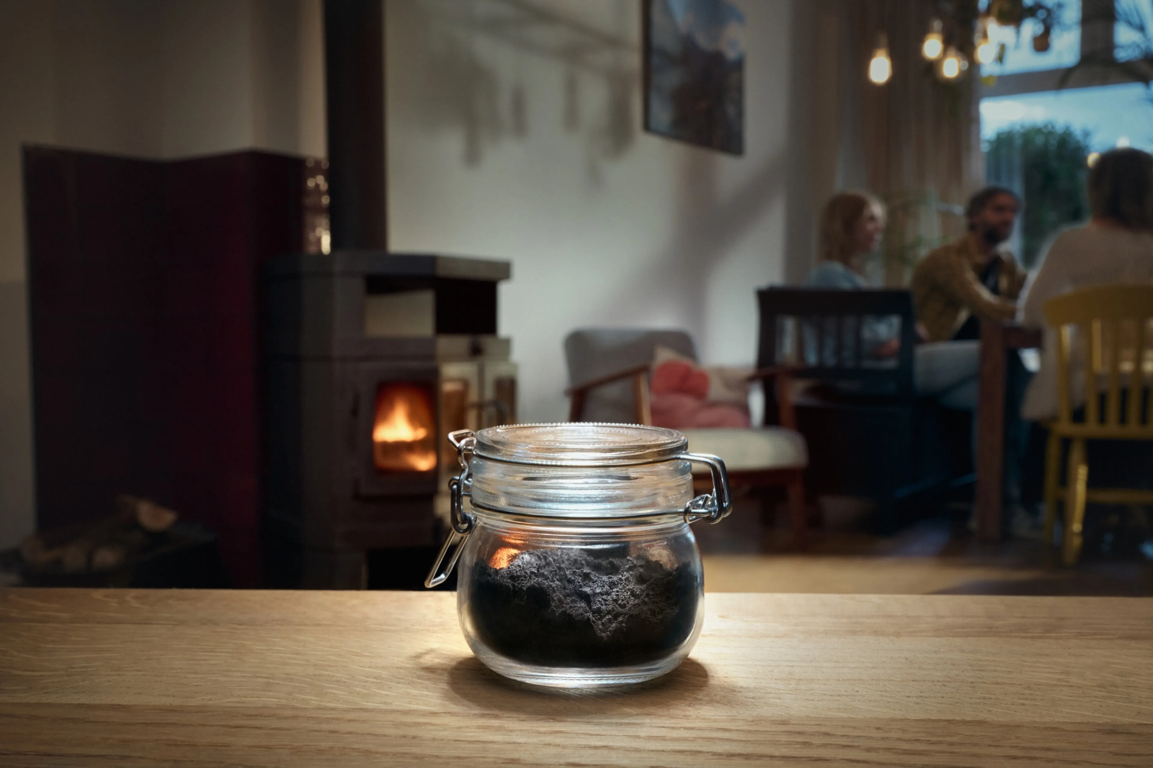 Visualisatie (met behulp van grafiet) van de 28 gram fijnstof die gemiddeld bij een avondje hout stoken via de schoorsteen vrijkomt, (gemiddeld 7 gram per uur, gedurende 4 uur).