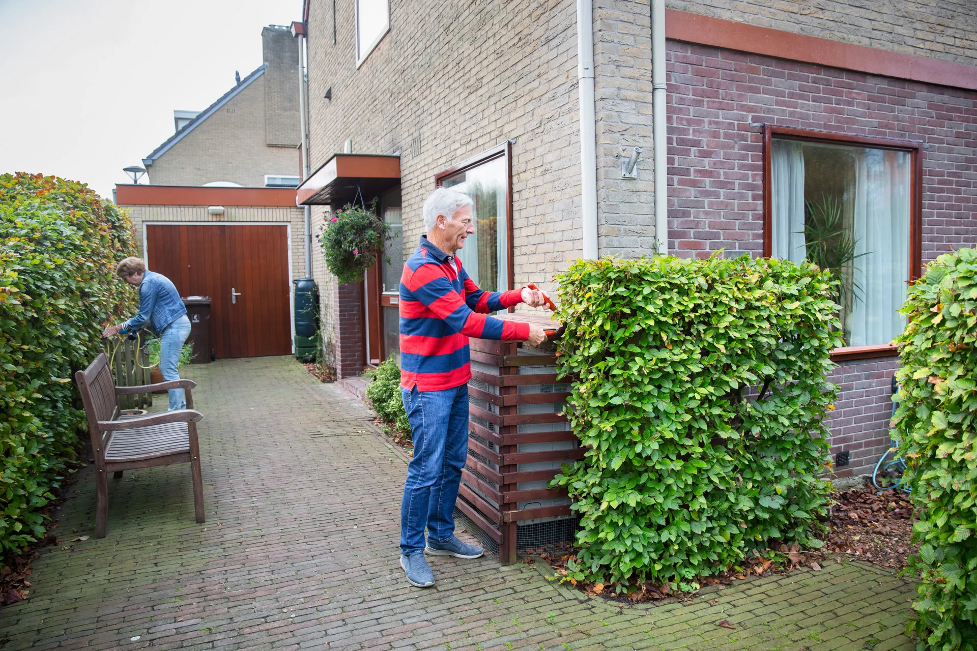 buitenunit hybride warmtepomp naast het huis