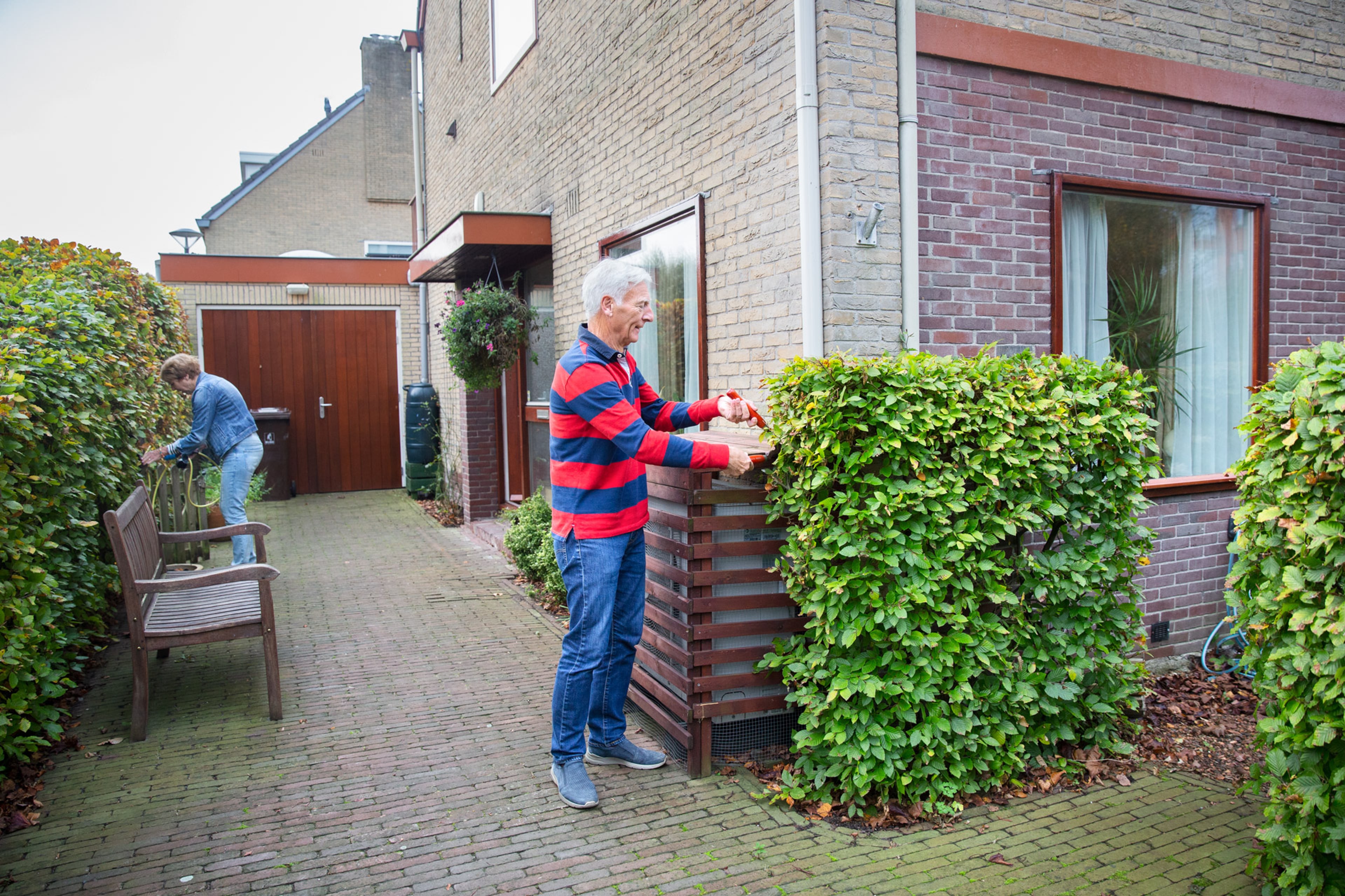 buitenunit hybride warmtepomp naast het huis