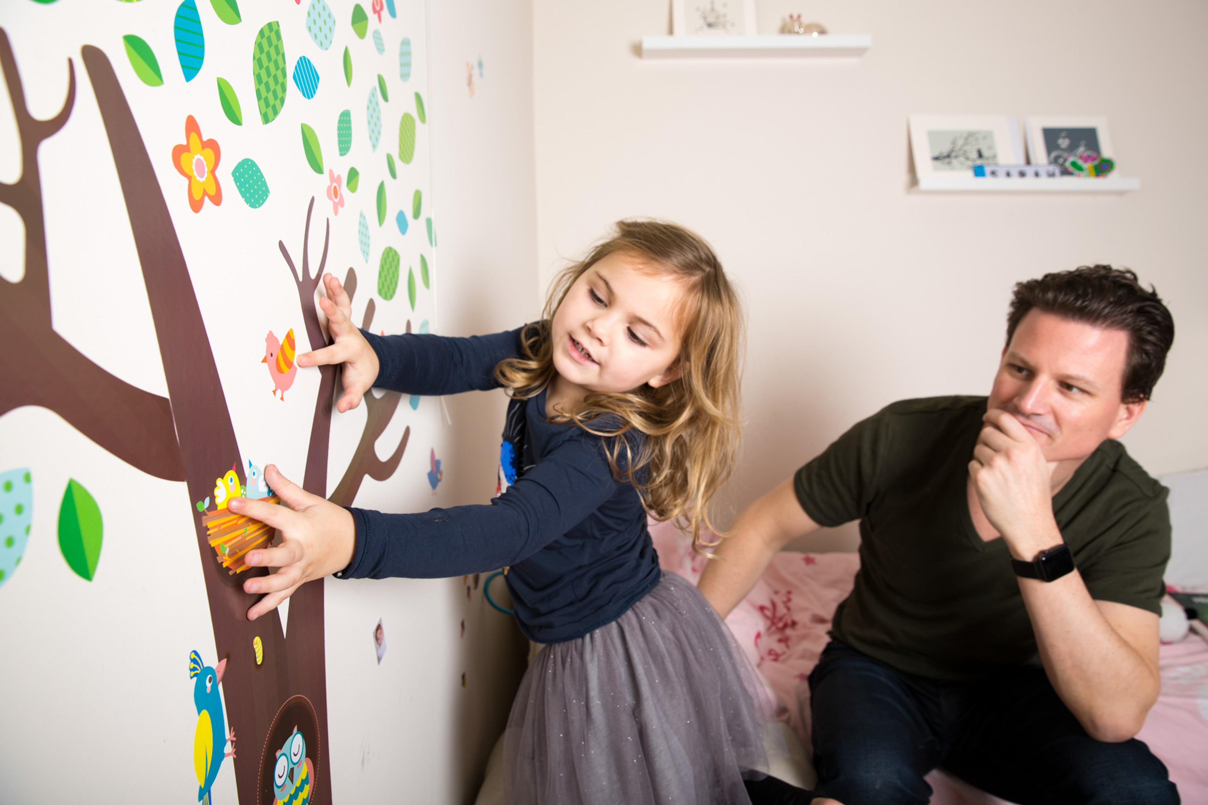 Meisje bewondert muur met muurtekeningen. Buitenmuur isoleren.