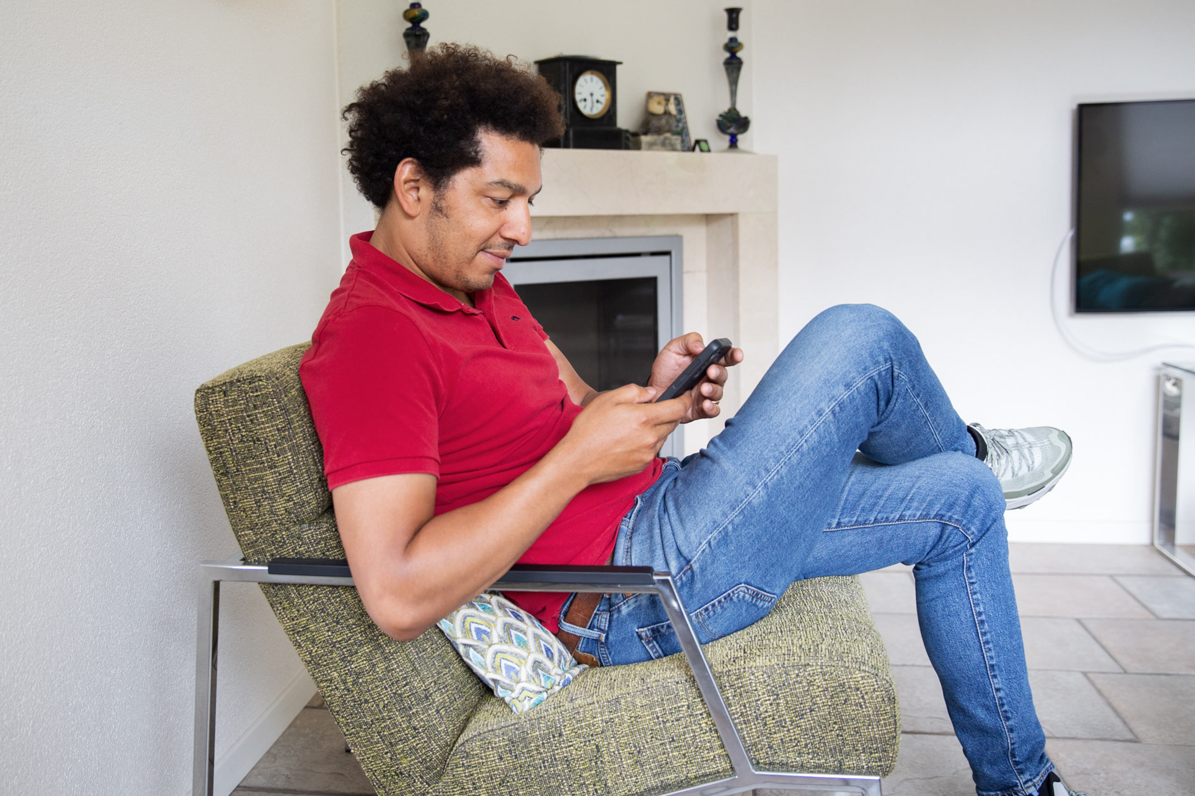 Een man kijkt op zijn smartphone.