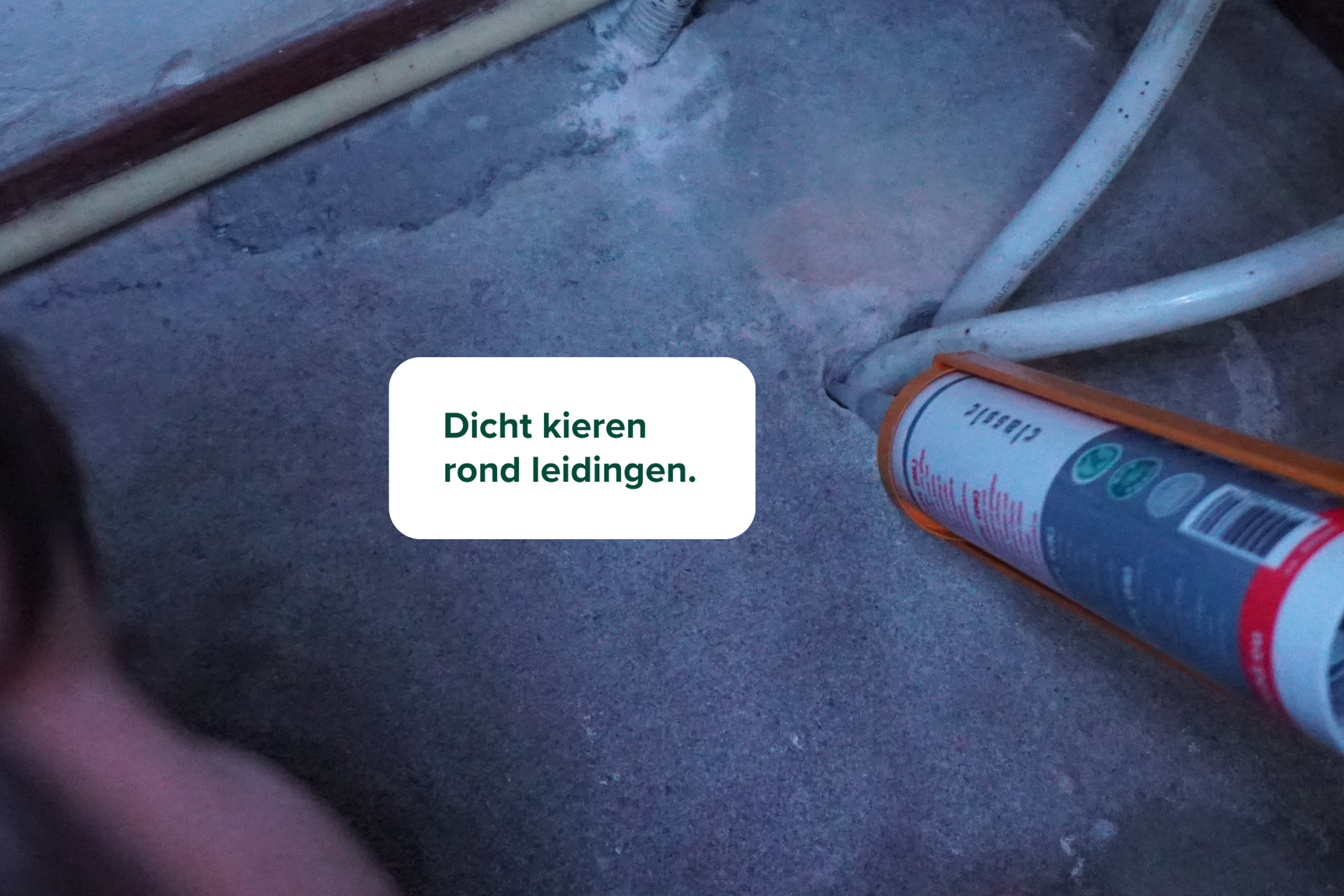 Dicht kieren rond leidingen.