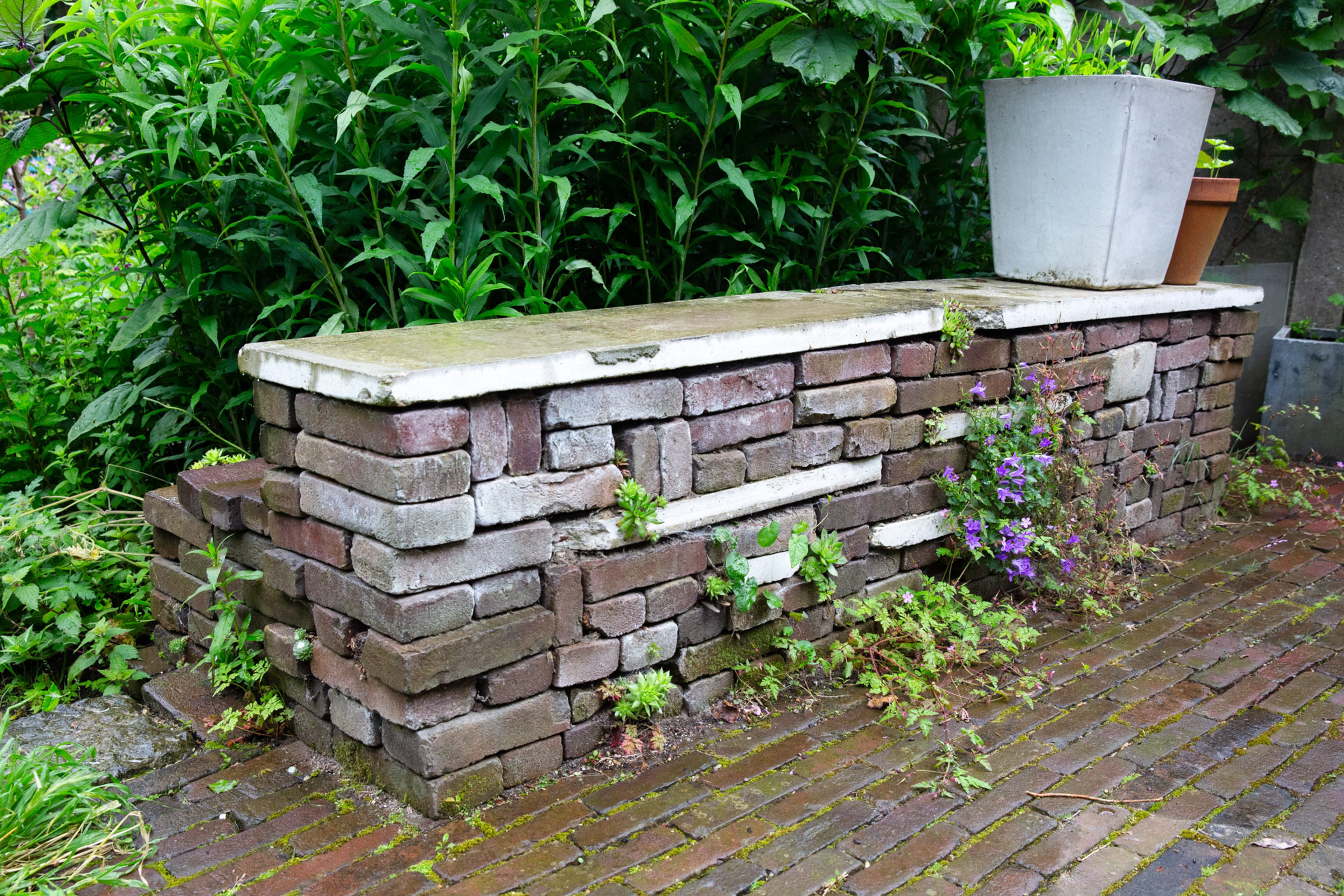 muurtje van stenen in de tuin