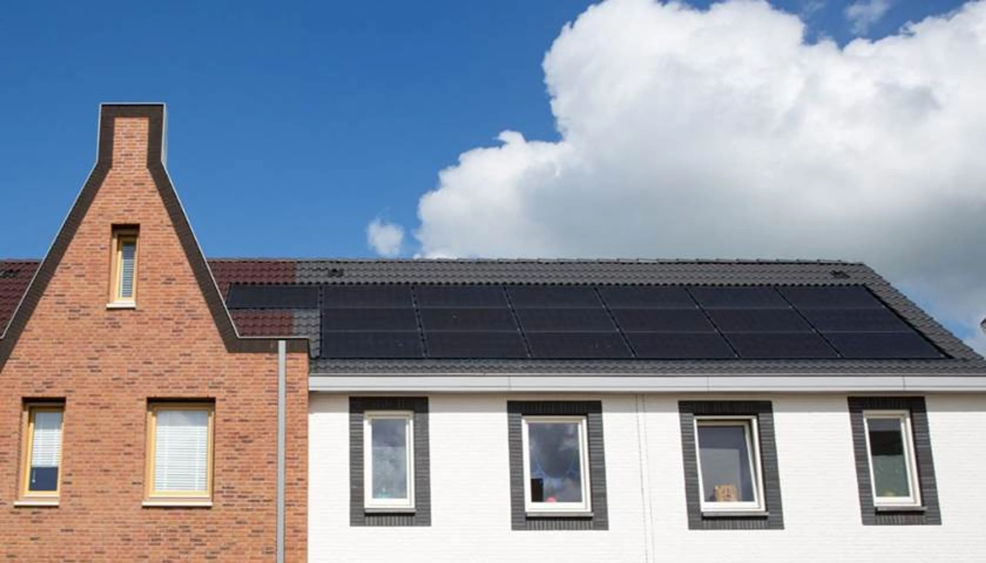 Huis met zonnepanelen op het dak