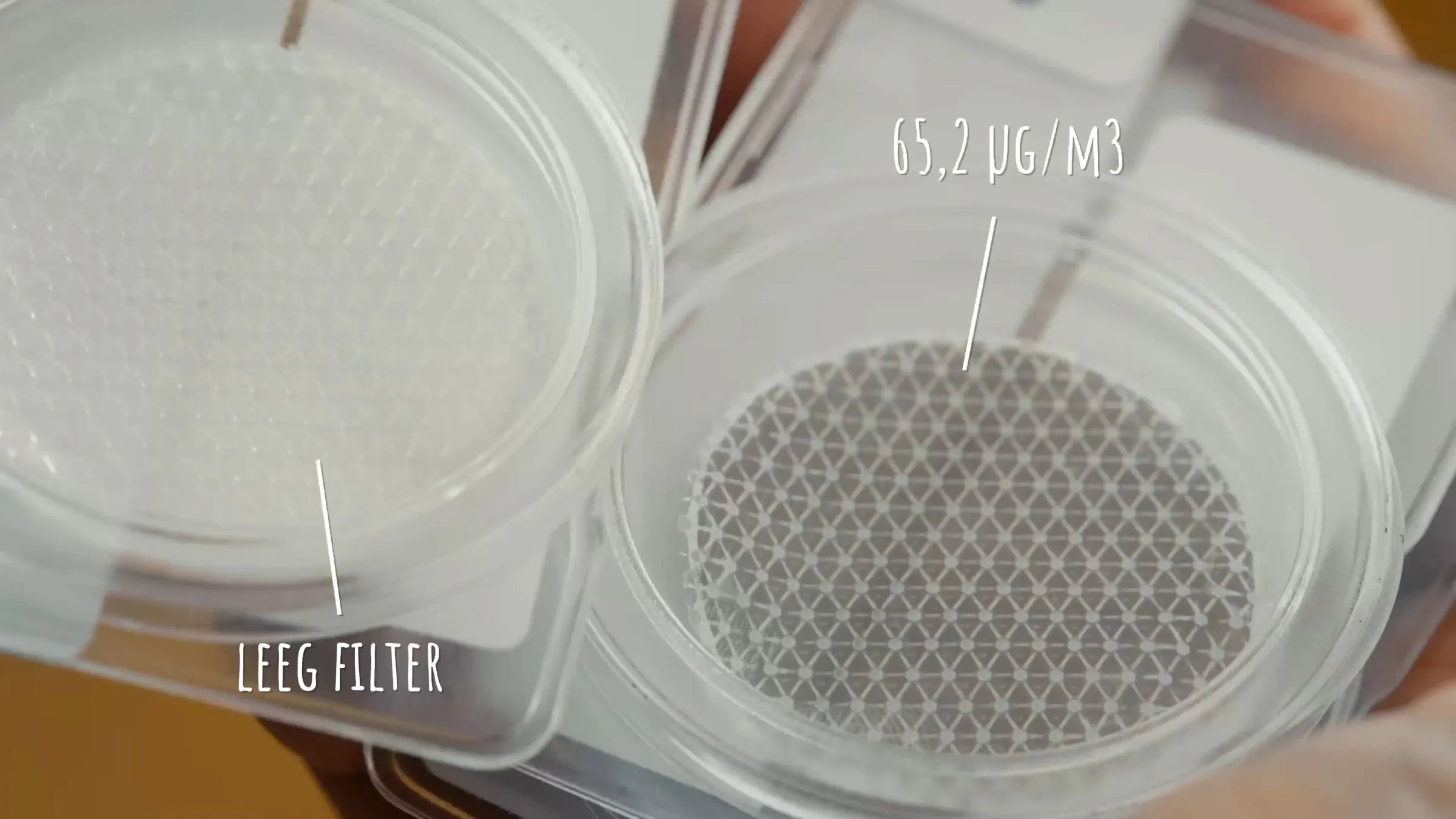 Filters van meting fijnstof-uitstoot van houtkachel. Links een schoon filter, rechts een vies filter na één avond stoken.