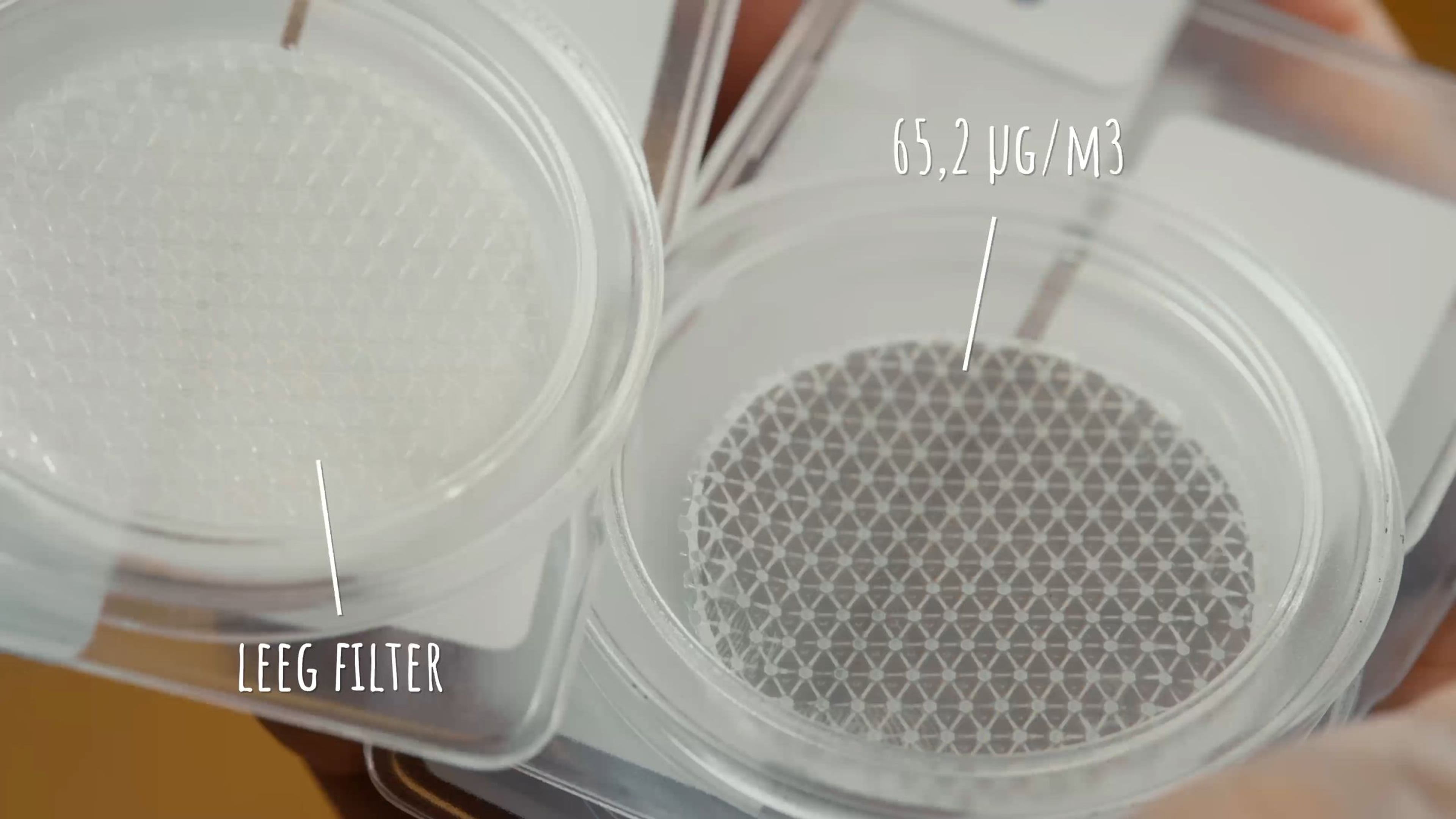 Filters van meting fijnstof-uitstoot van houtkachel. Links een schoon filter, rechts een vies filter na één avond stoken.