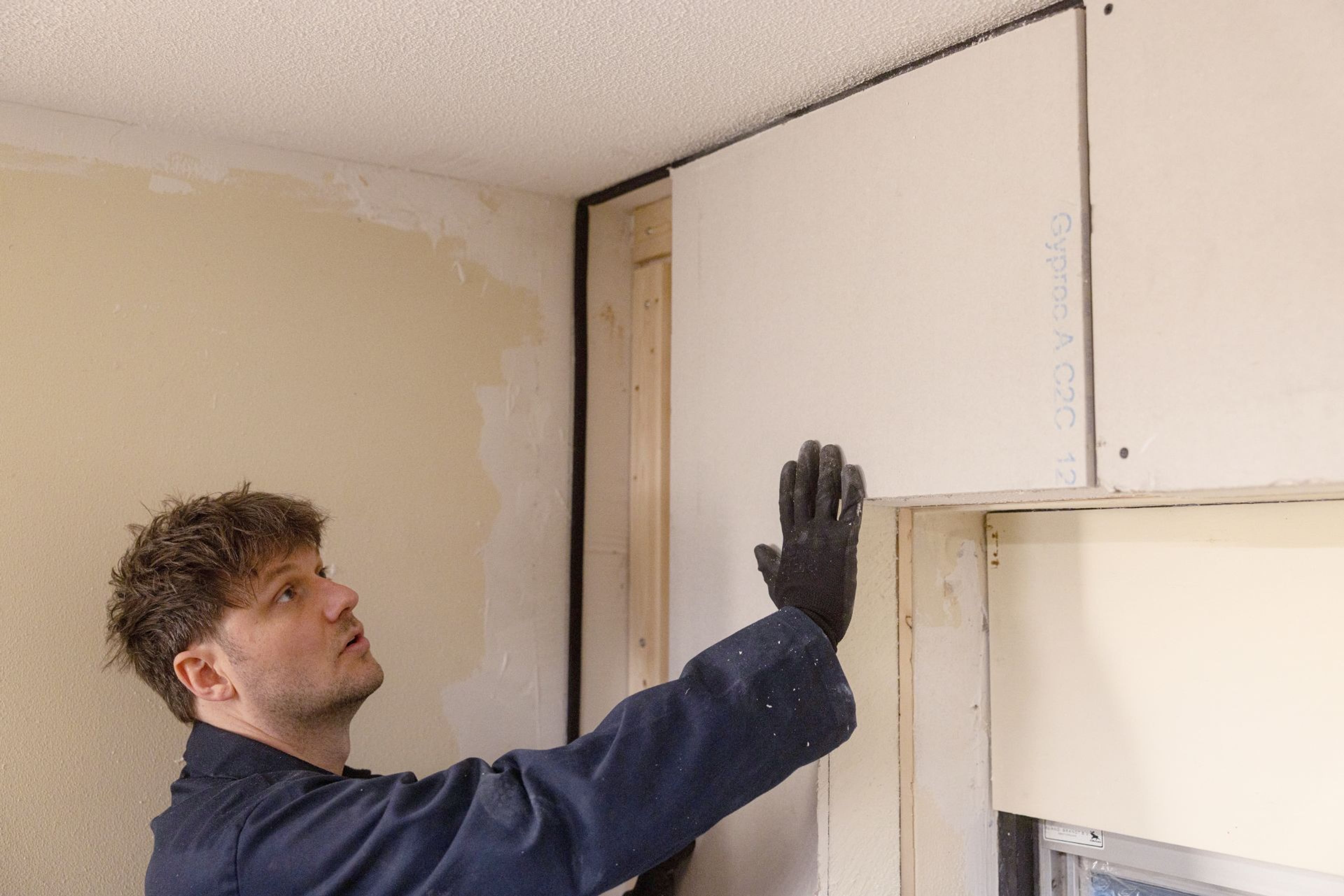 Voorzetwand met hardschuimplaten: isolatiemateriaal plaatsen