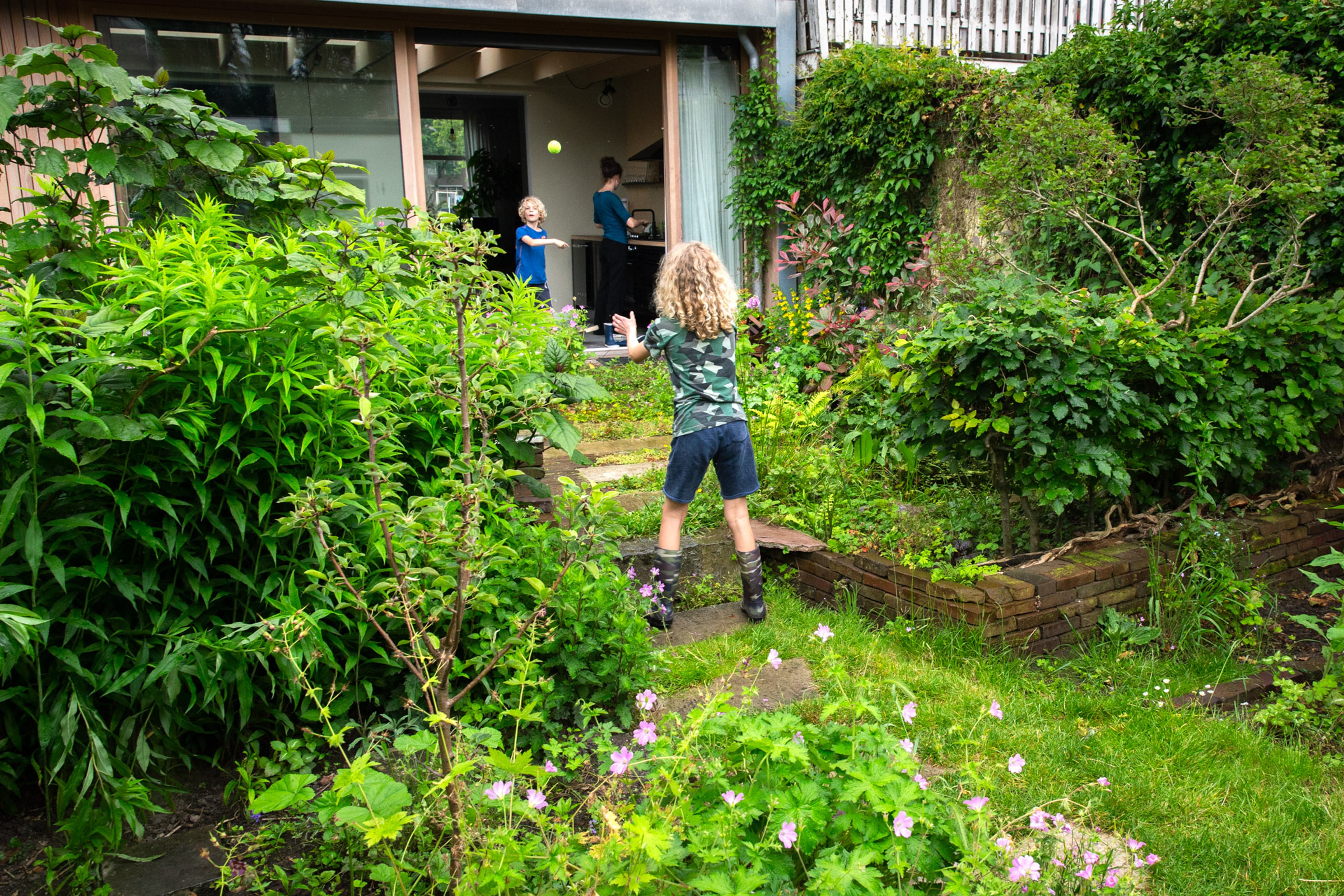 kinderen spelen in groene tuin