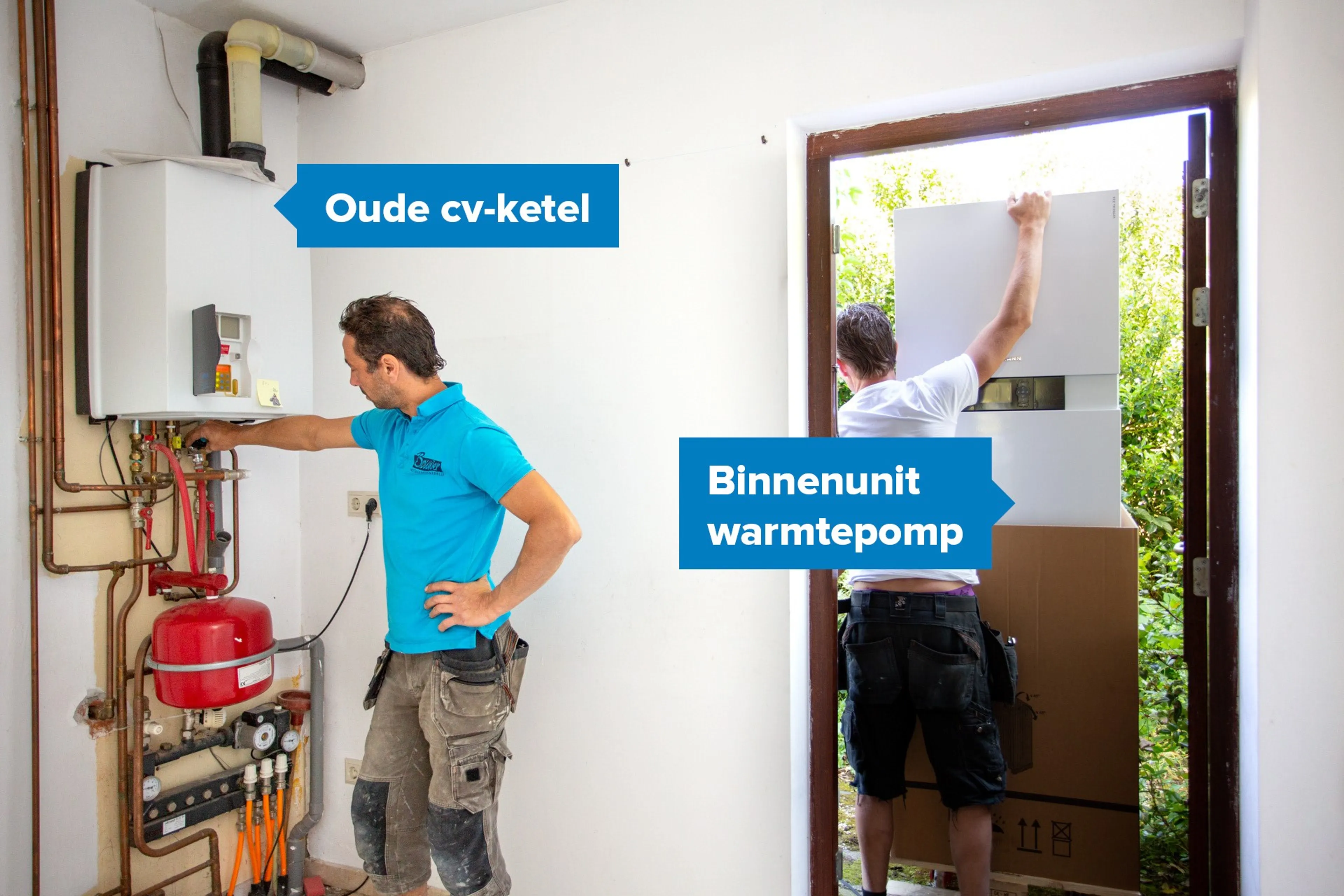 Monteur bij oude cv-ketel, andere monteur tilt de warmtepomp naar binnen.