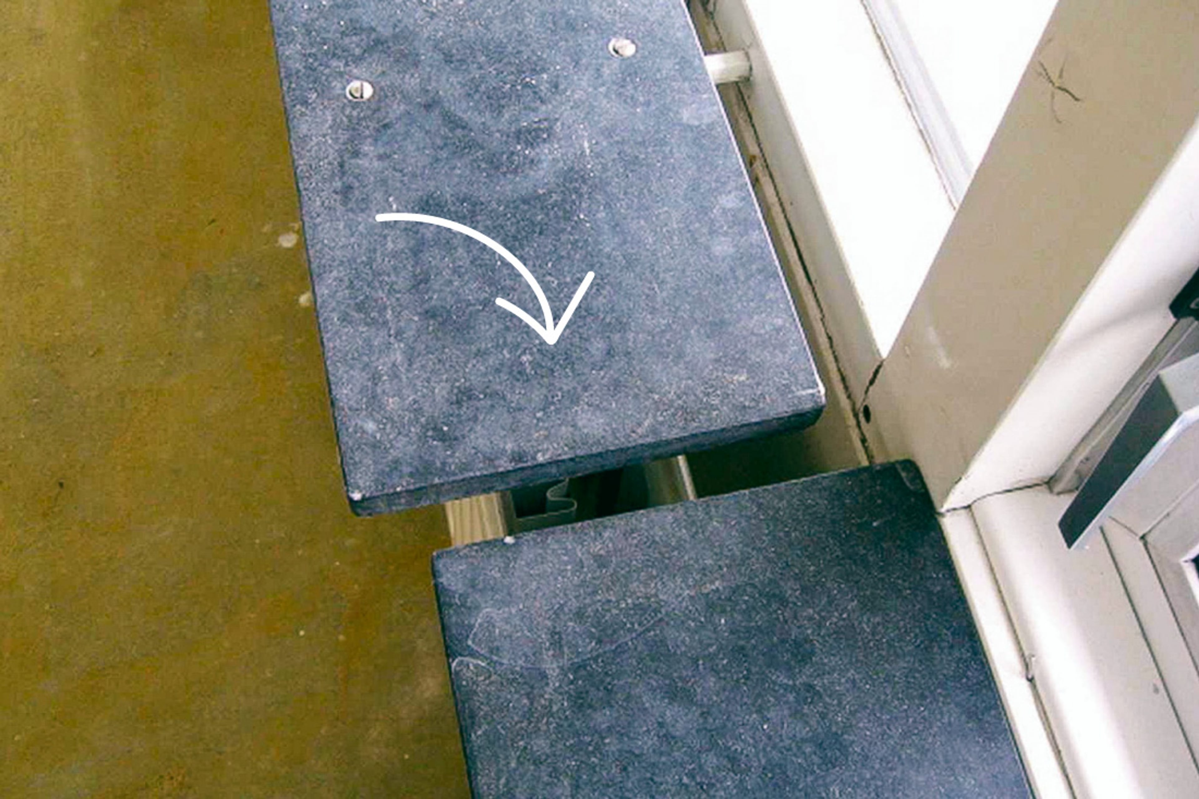 Vensterbank van imitatie natuursteen. Plekken waar je asbest kunt vinden in en om huis.