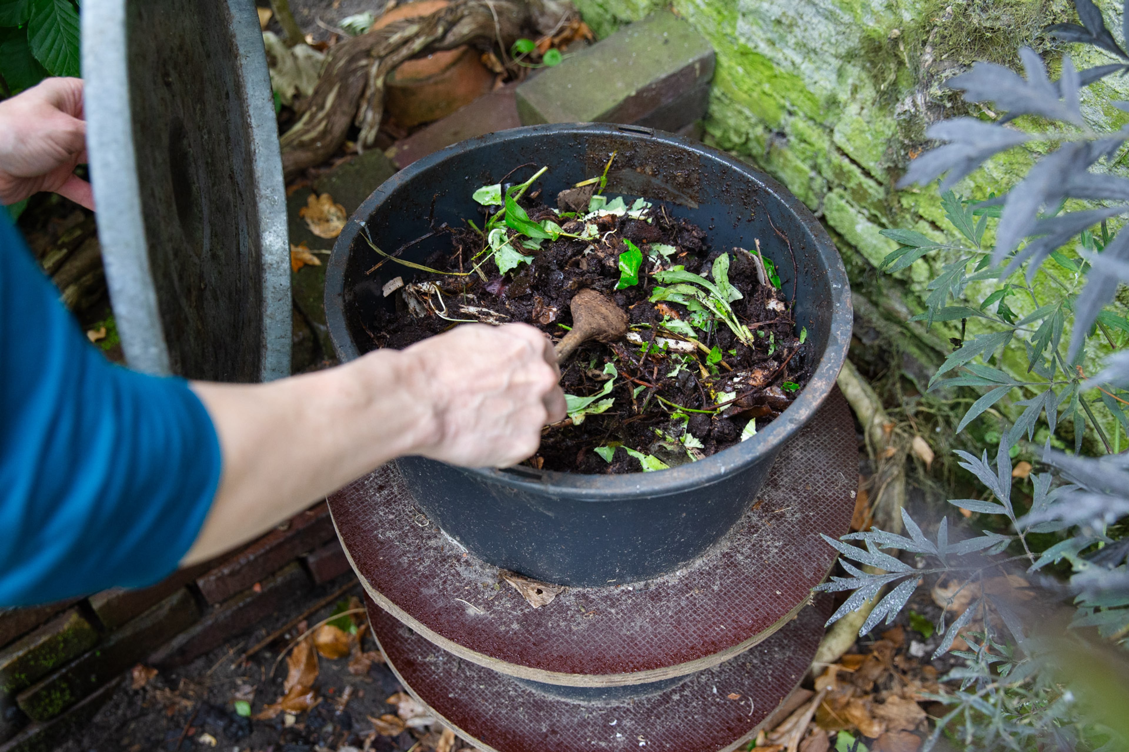wormenhotel van stapels emmers met compost