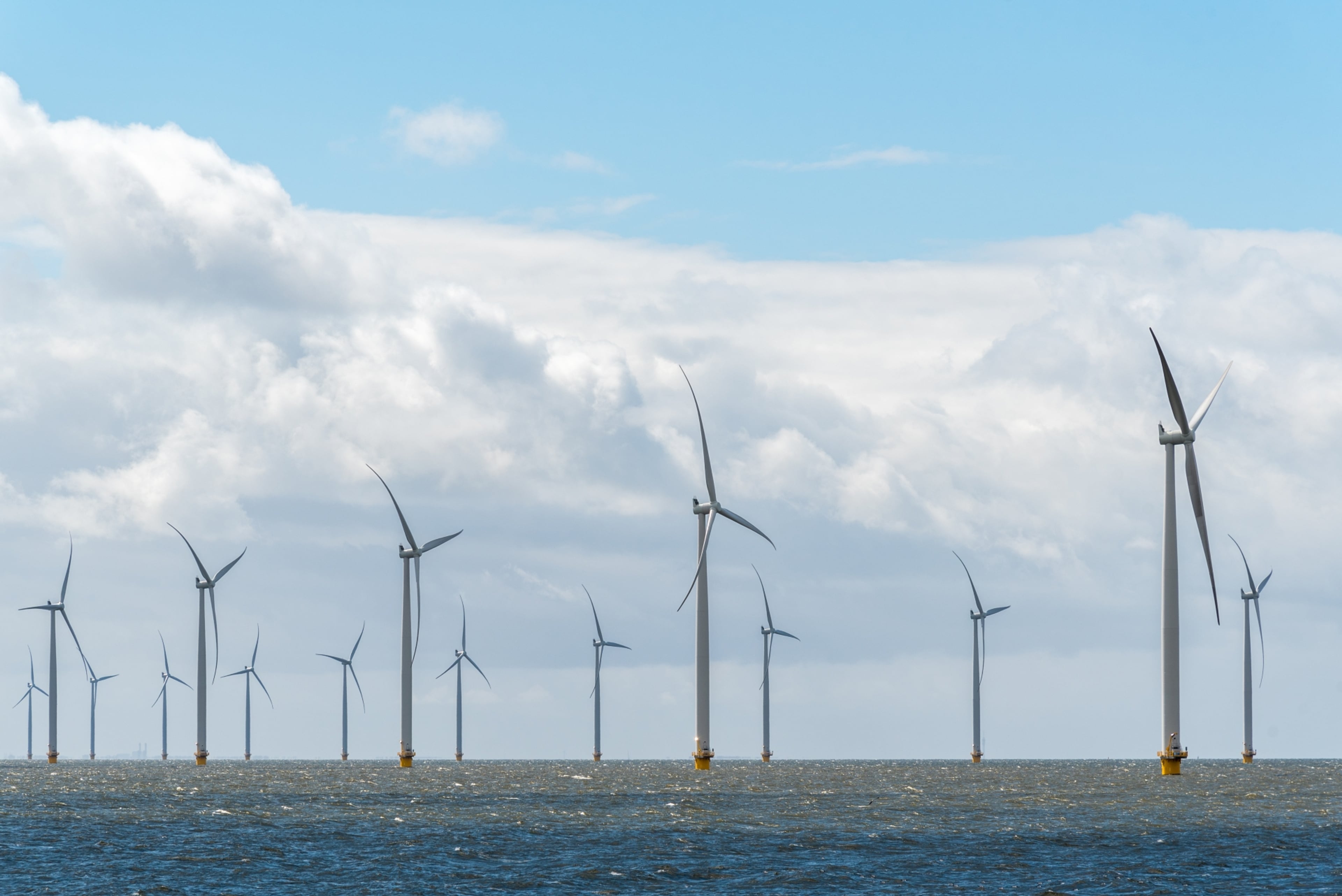 Foto van een windmolenpark op zee voor de Nederlandse kust.