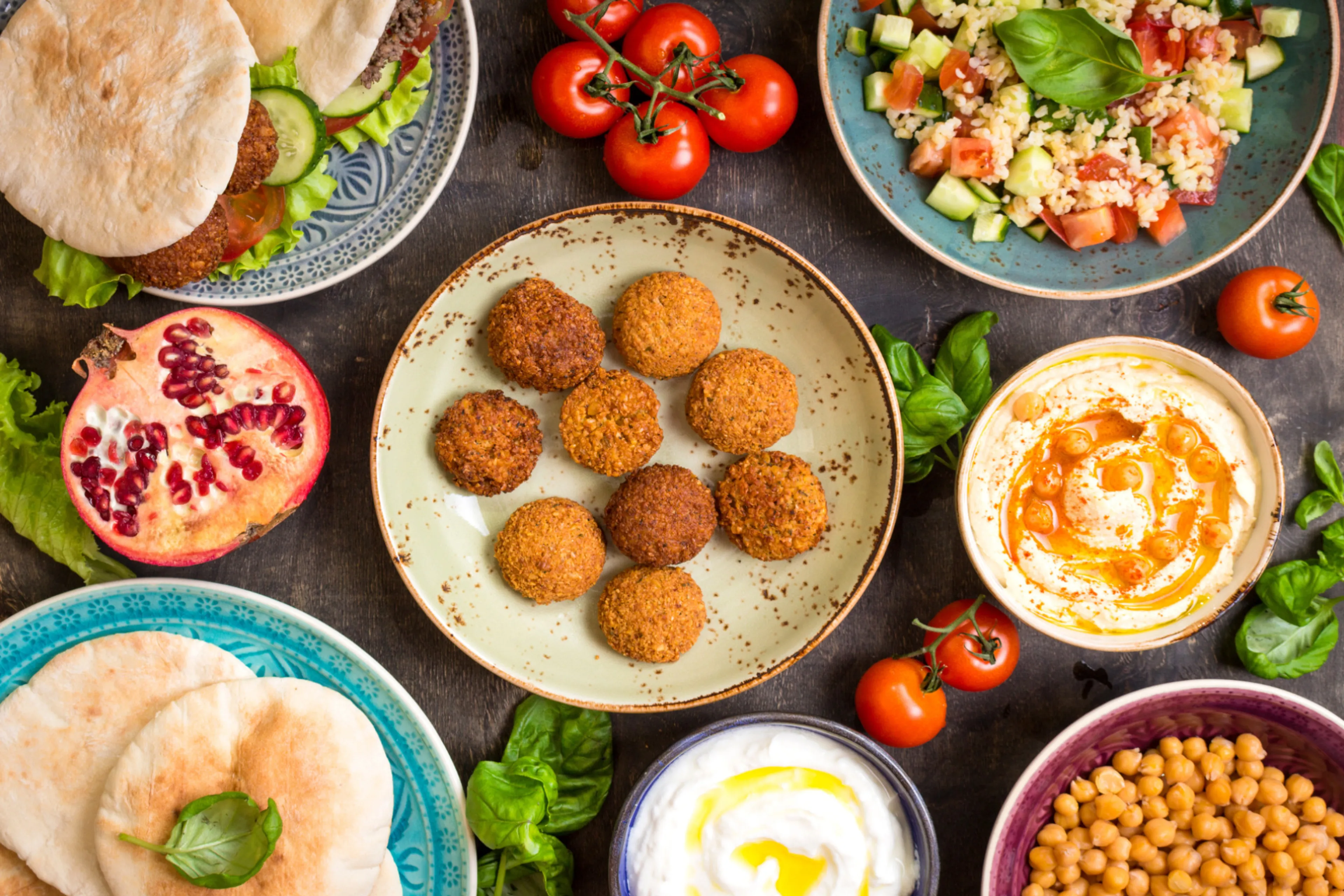 Een tafel vol plantaardig eten en vleesvervangers. Plantaardige vleesvervangers zijn een volwaardig alternatief voor vlees.