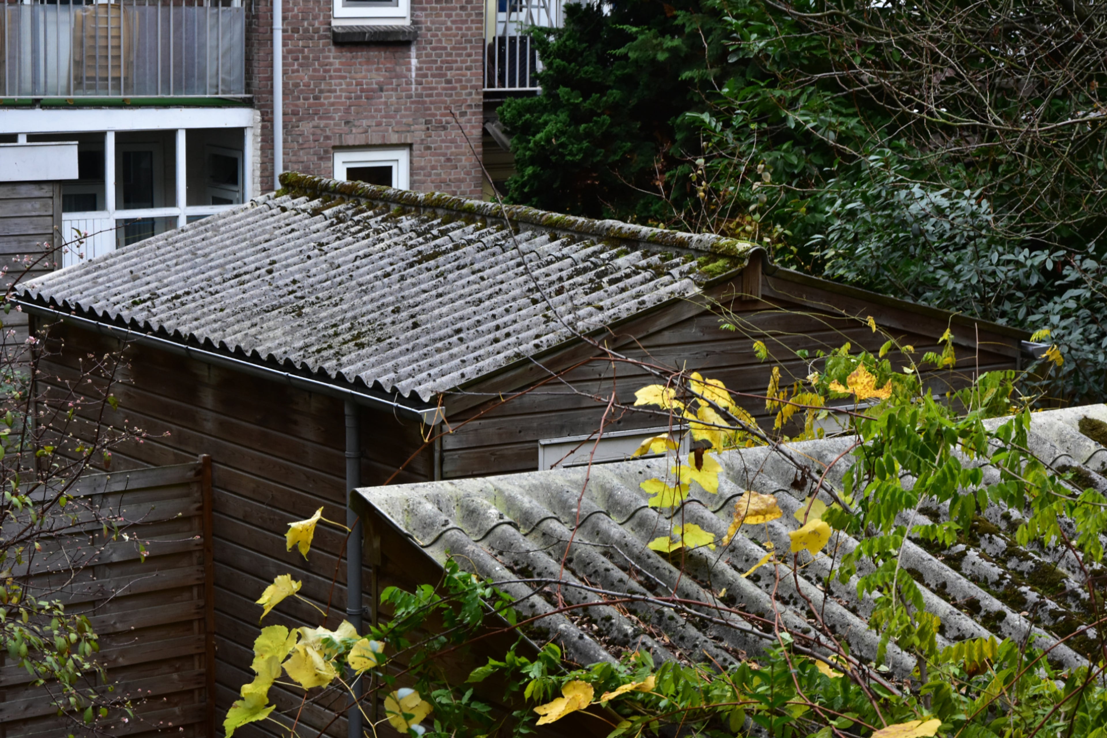Asbestdak schuur Amsterdam. Asbestdak.
