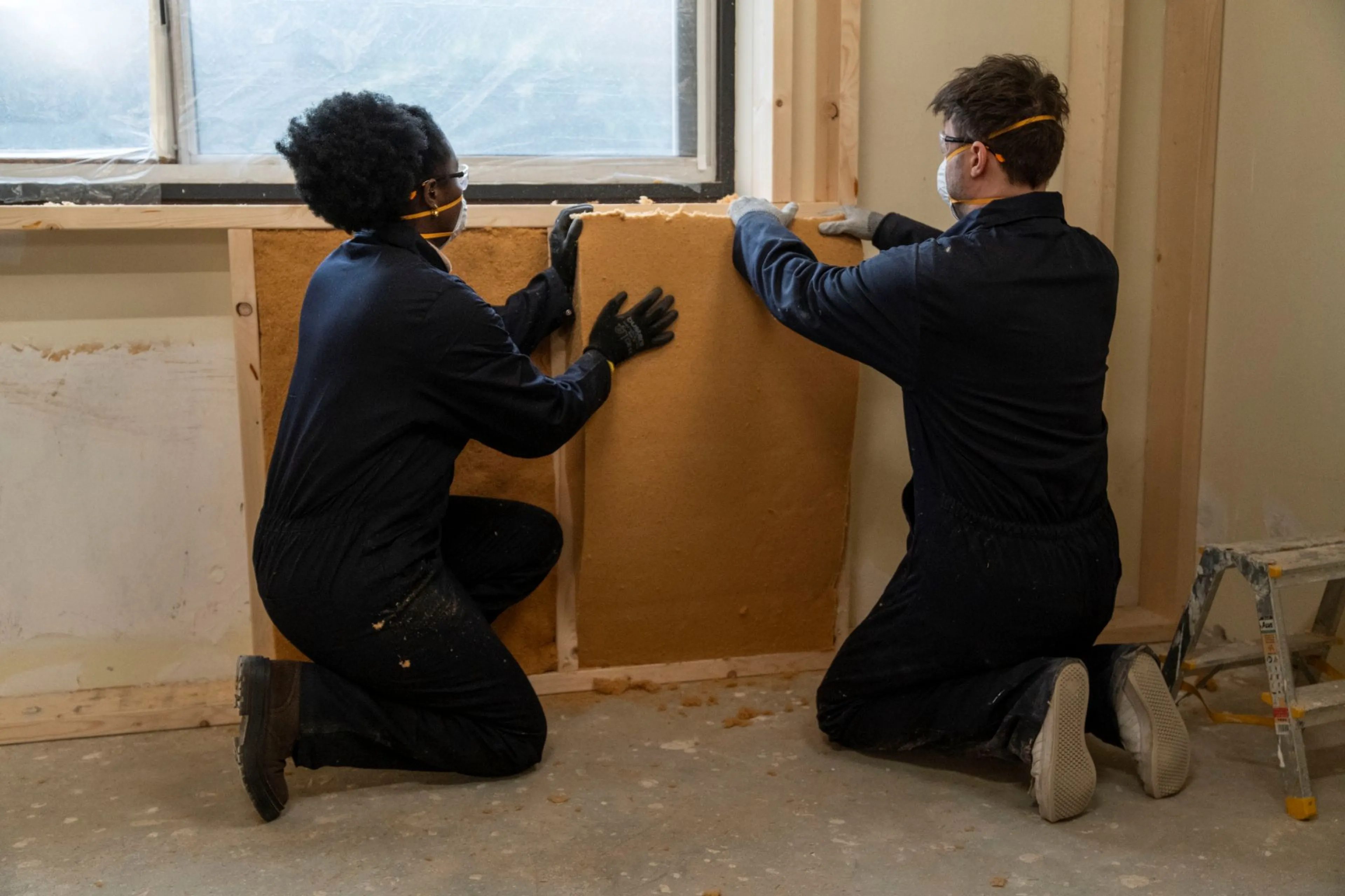 Voorzetwand met isolatiewol: plaatsen isolatiemateriaal
