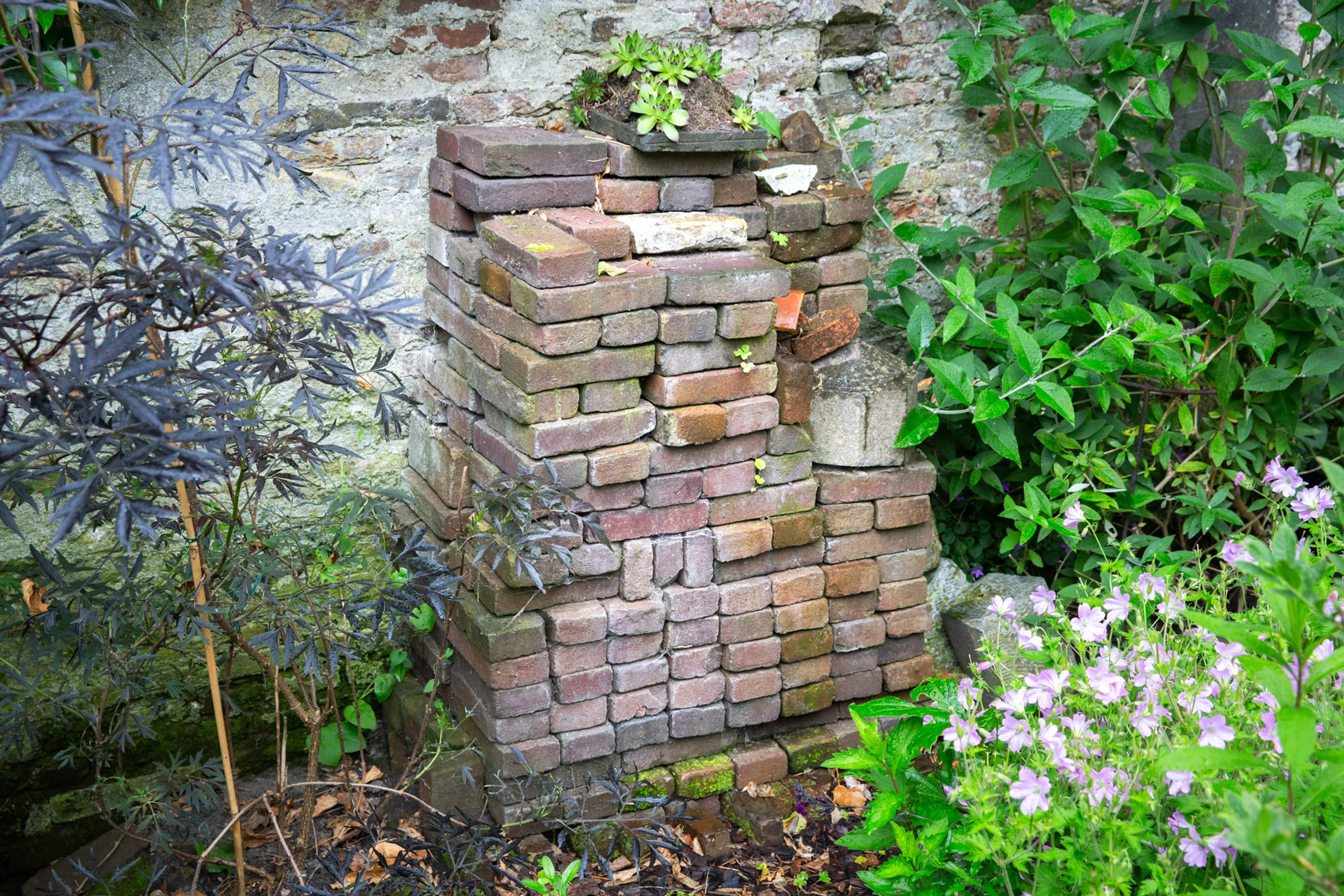 stapelmuurtje van stenen in de tuin