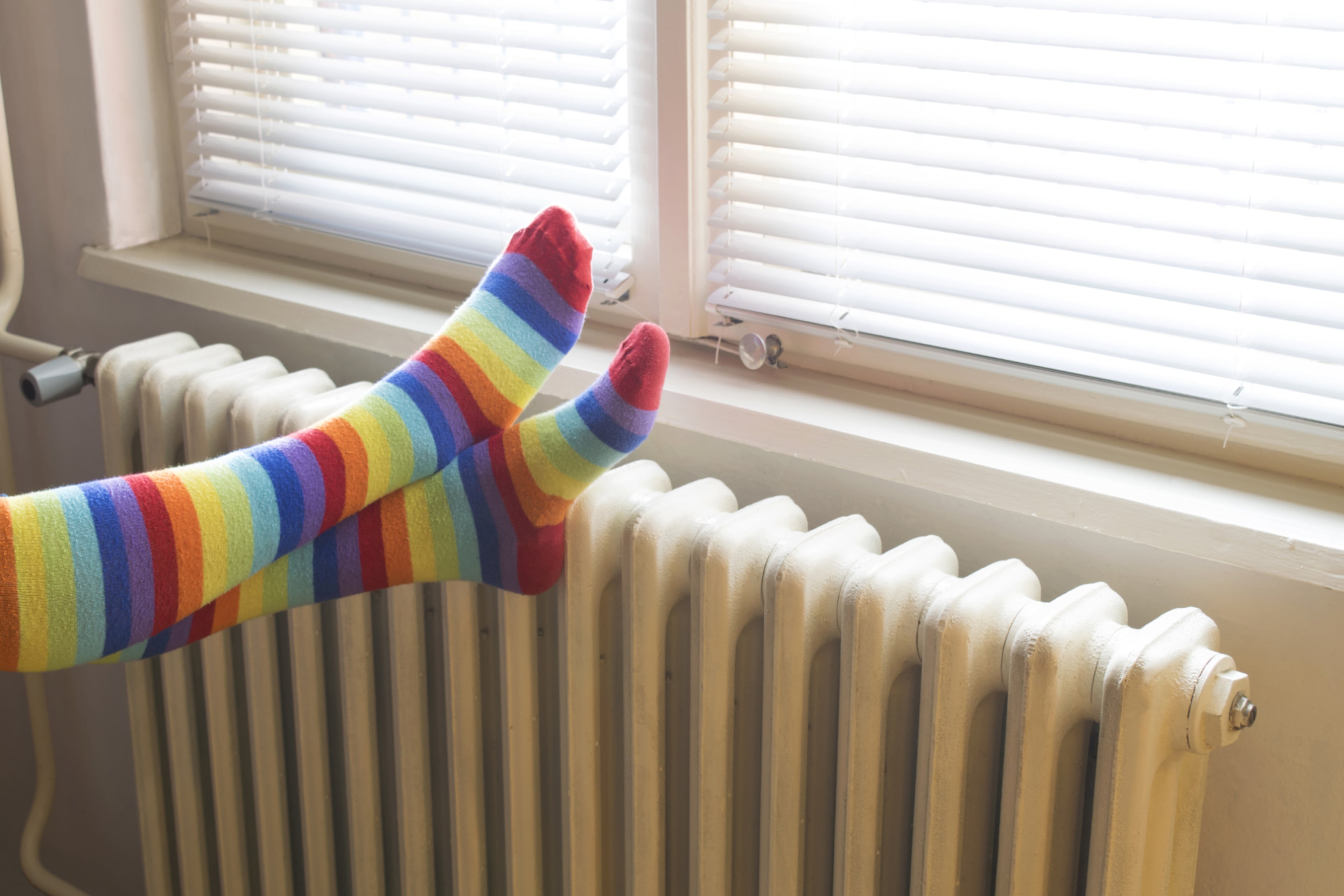 Ouderwetse radiator met voeten. Ouderwetse radiator moet lang opwarmen.