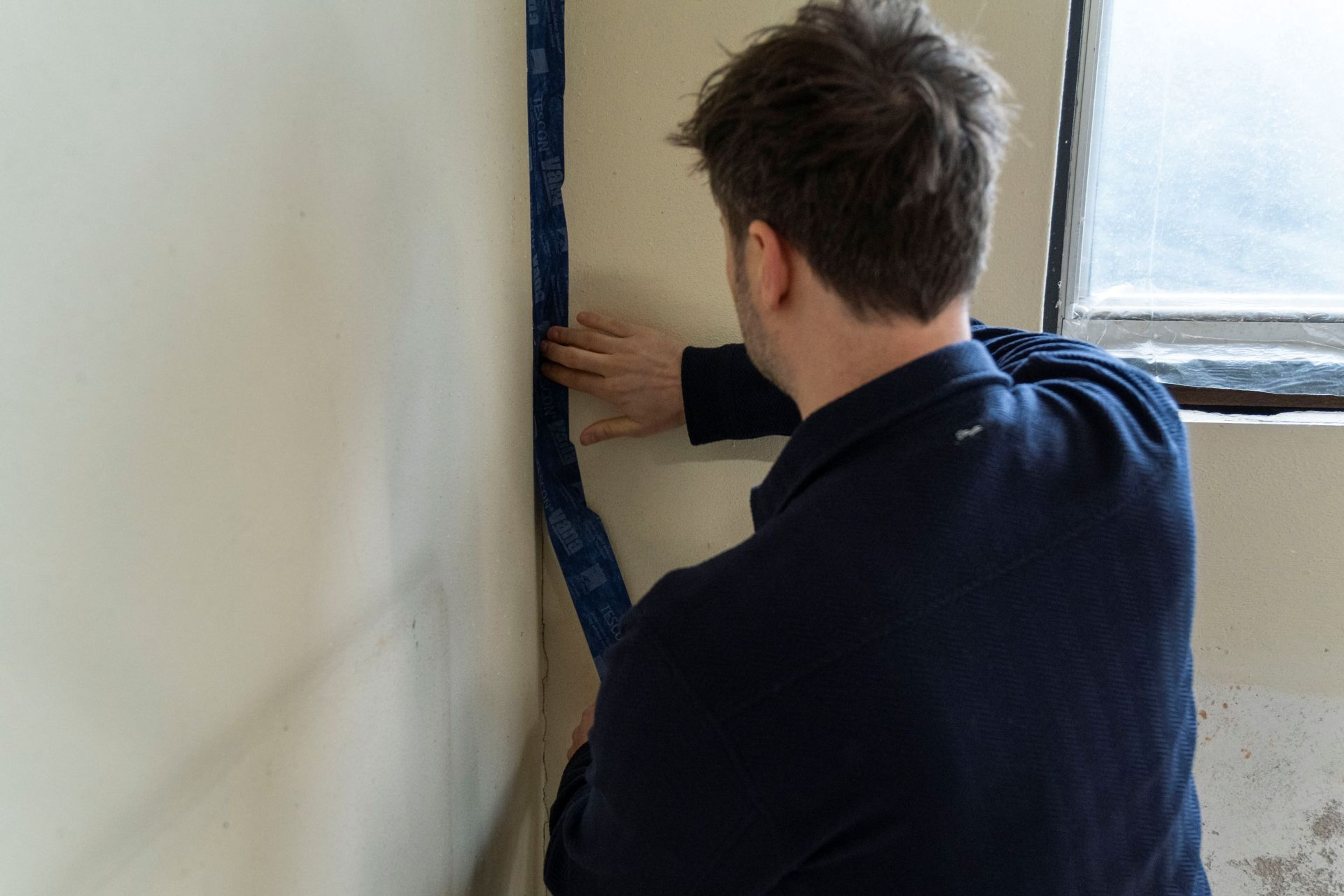 Klusser maakt naden van te isoleren wand luchtdicht