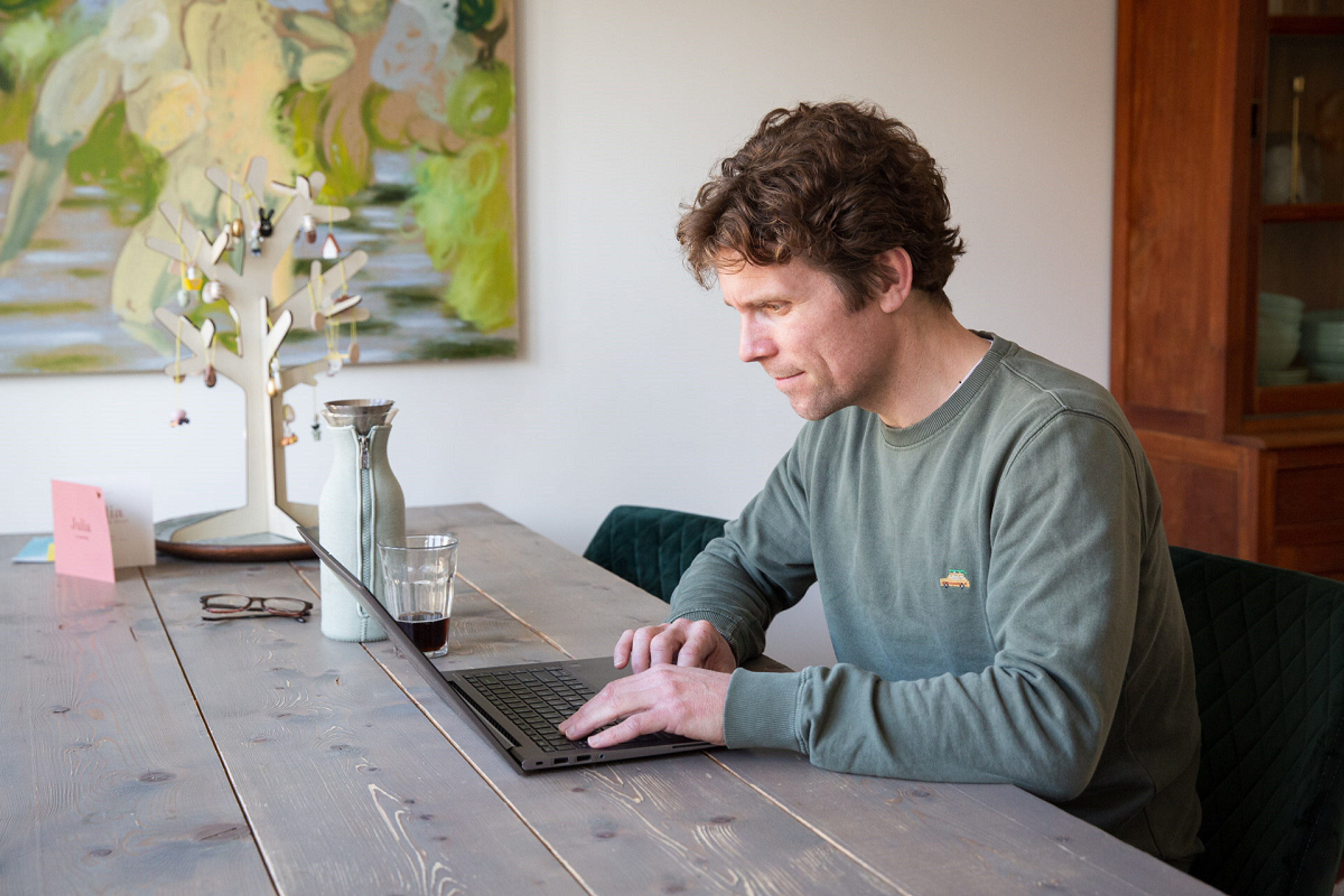 Een man zoekt informatie op op zijn laptop.