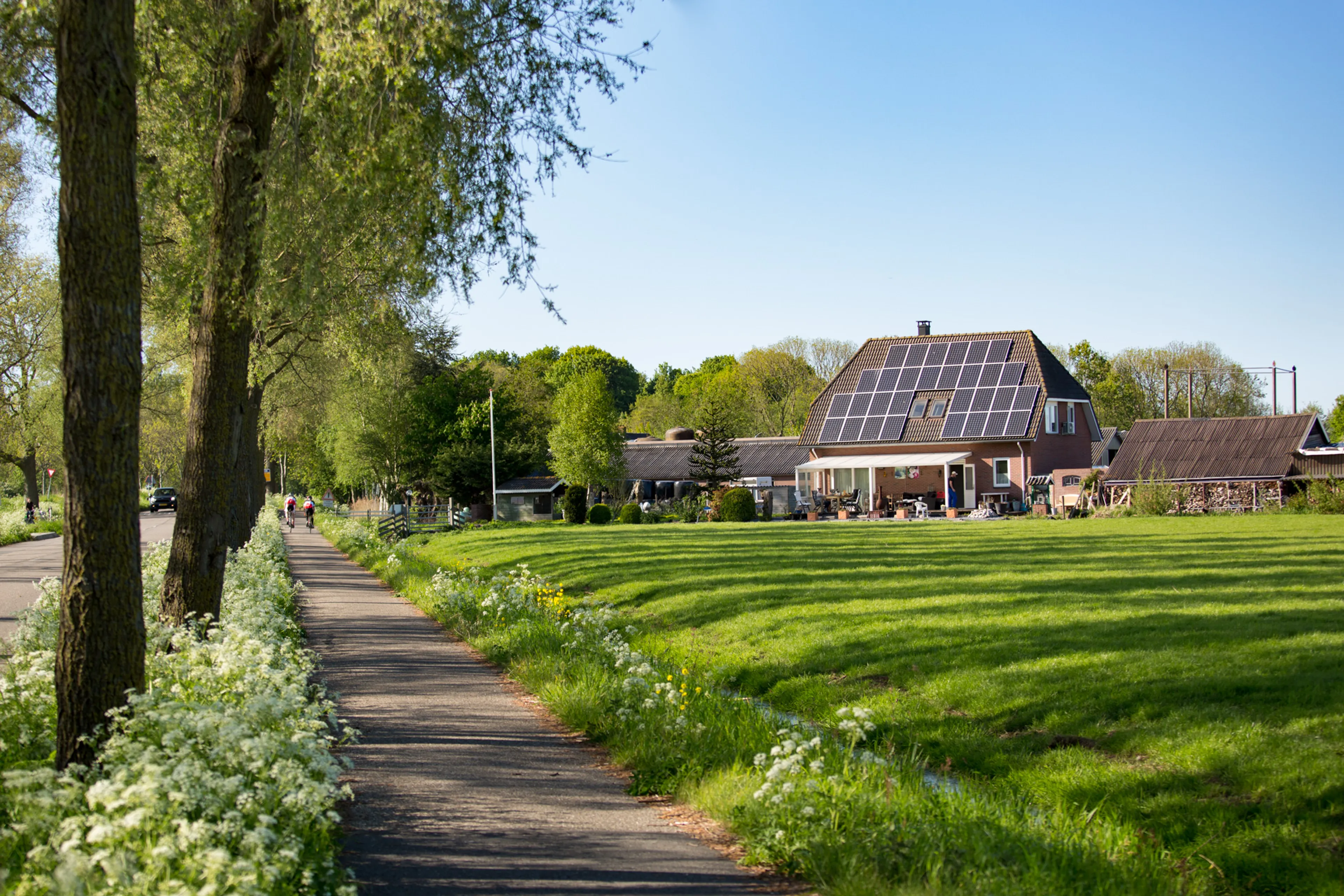 Zonnepanelen op groot huis. Met een thuisbatterij kan je zonne-energie opslaan.