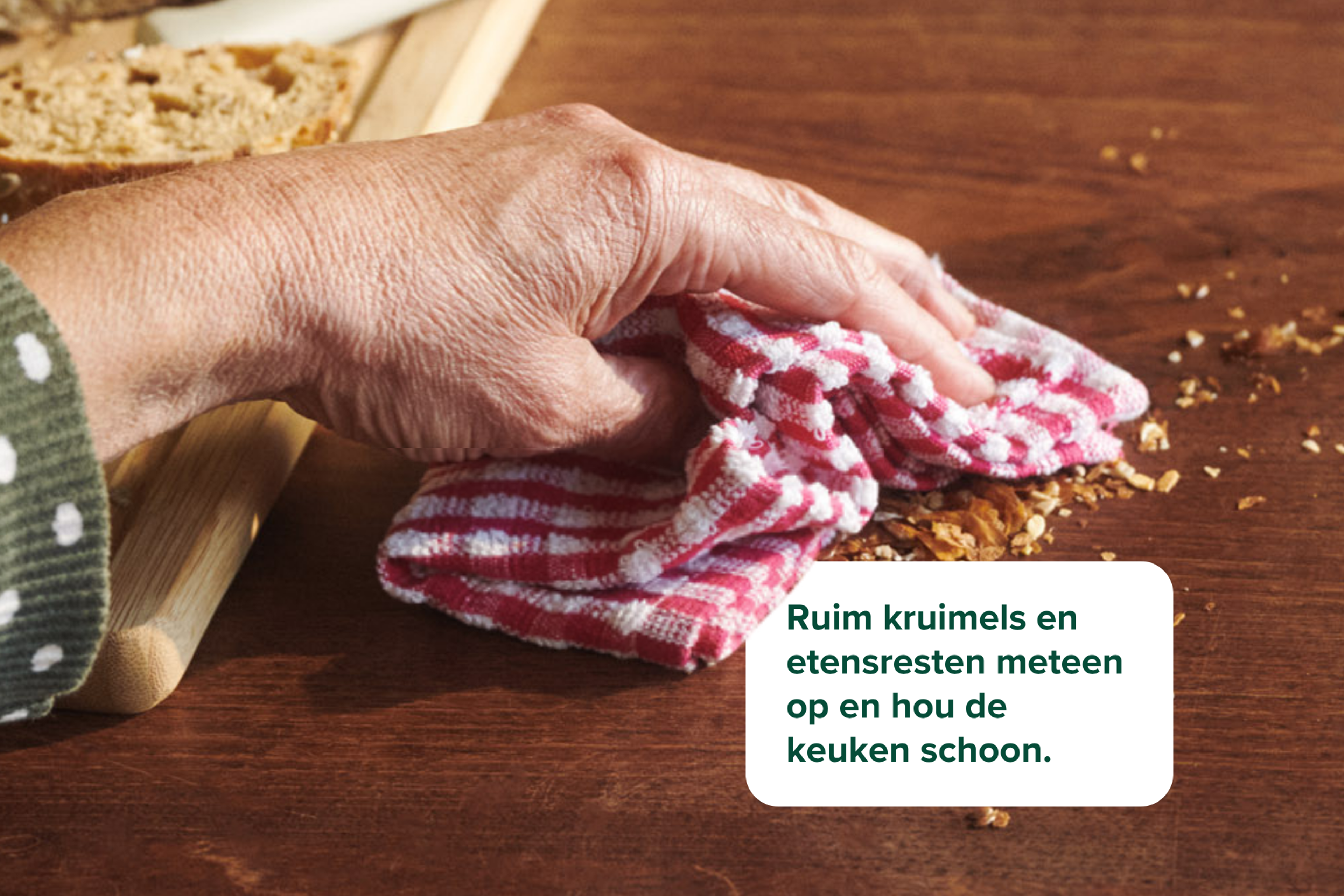Ruim kruimels en etensresten meteen op en houd de keuken schoon.