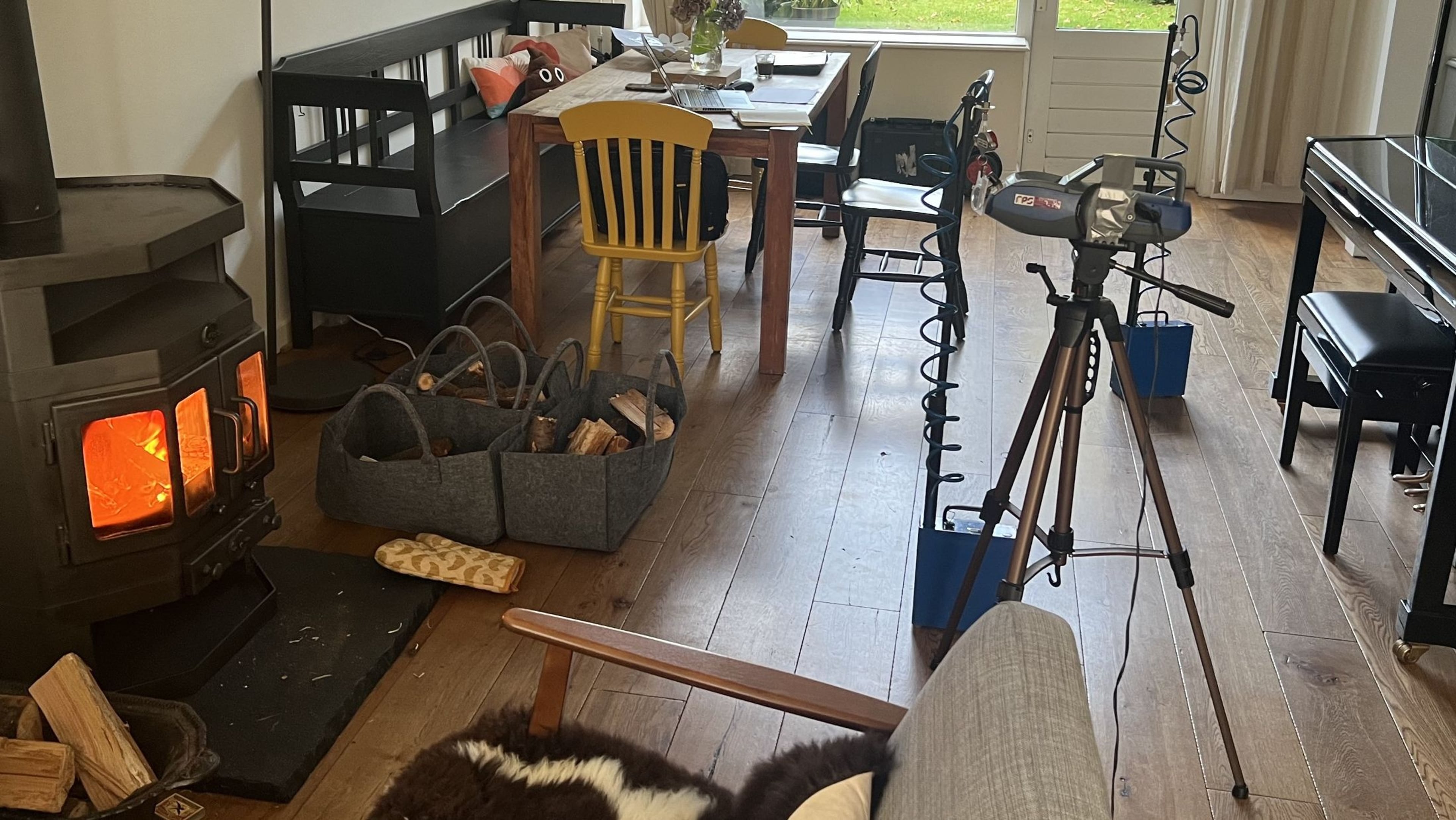 Meetapparatuur in de woonkamer om fijnstof-uitstoot van houtkachel te meten