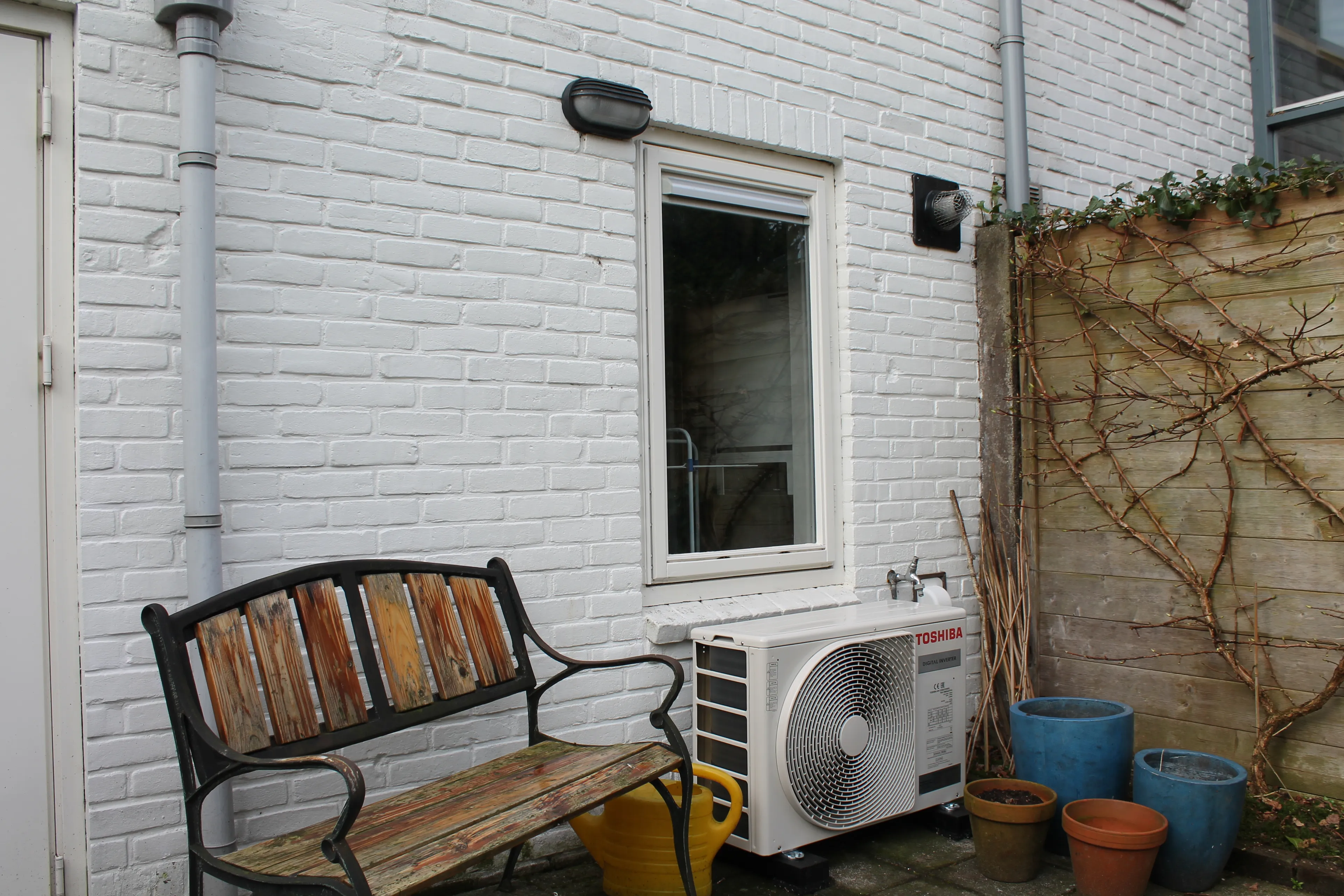 Hybride warmtepomp buiten. Hybride warmtepomp vermindert aardgas verbruik.