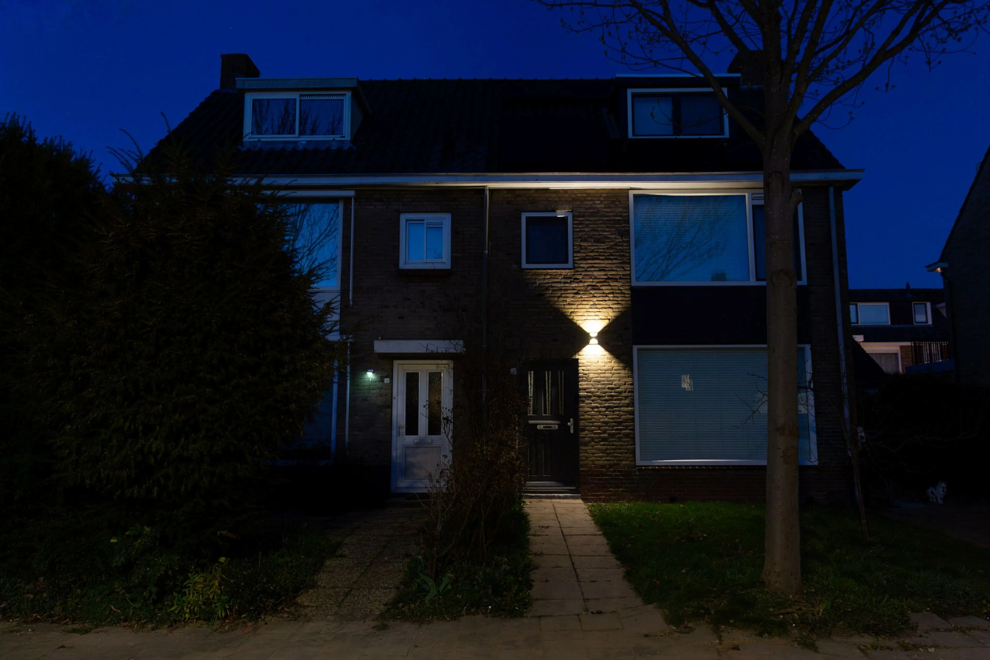 Gevelverlichting naar boven en naar beneden. Verlicht liever alleen naar beneden, dat is diervriendelijker.