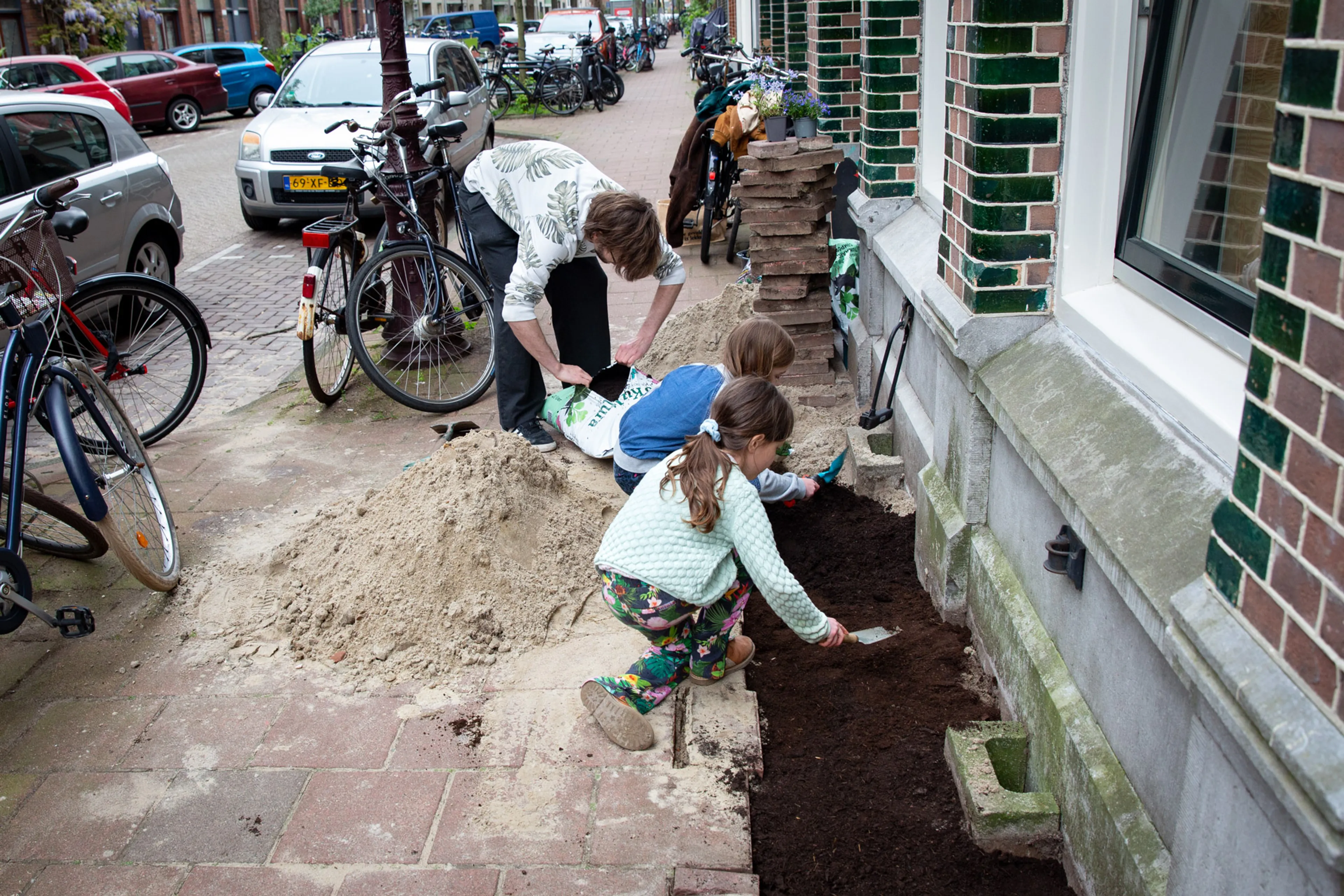 Aarde in de geveltuin