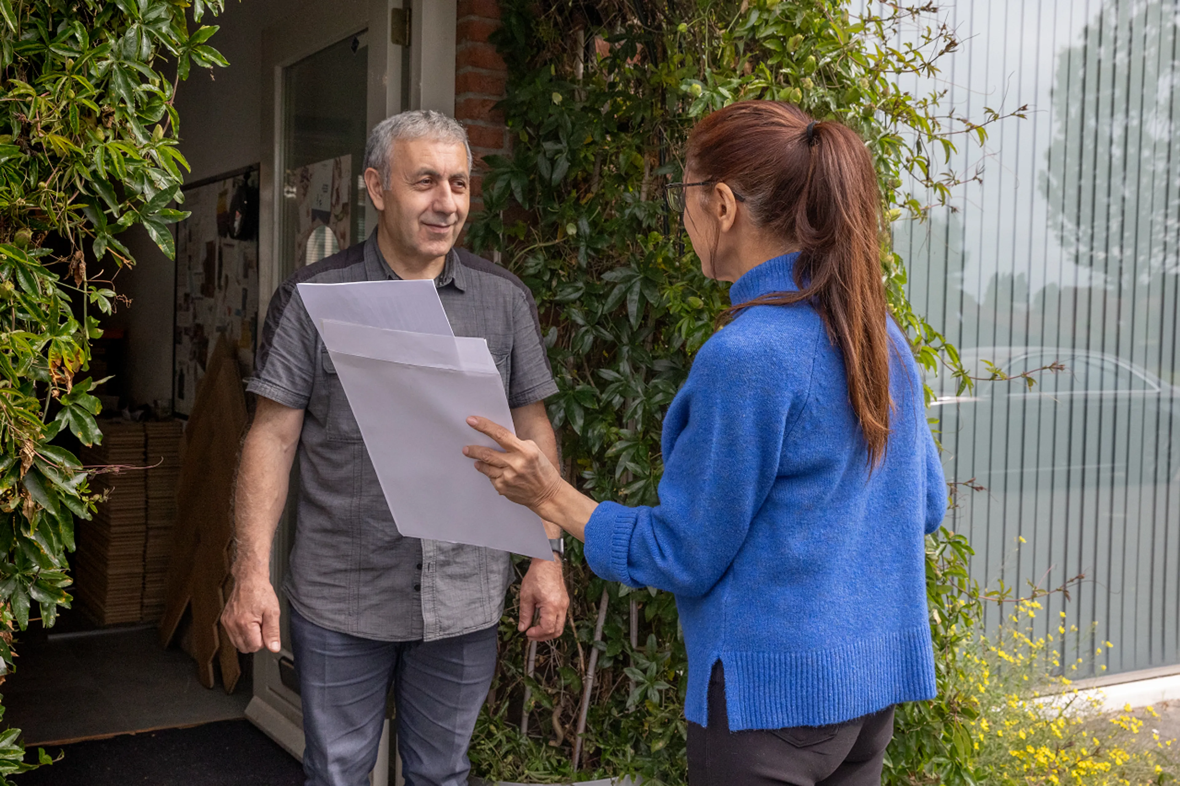 Een huurder vertelt haar buurman over haar plannen om de verhuurder te vragen om energiebesparende maatregelen.