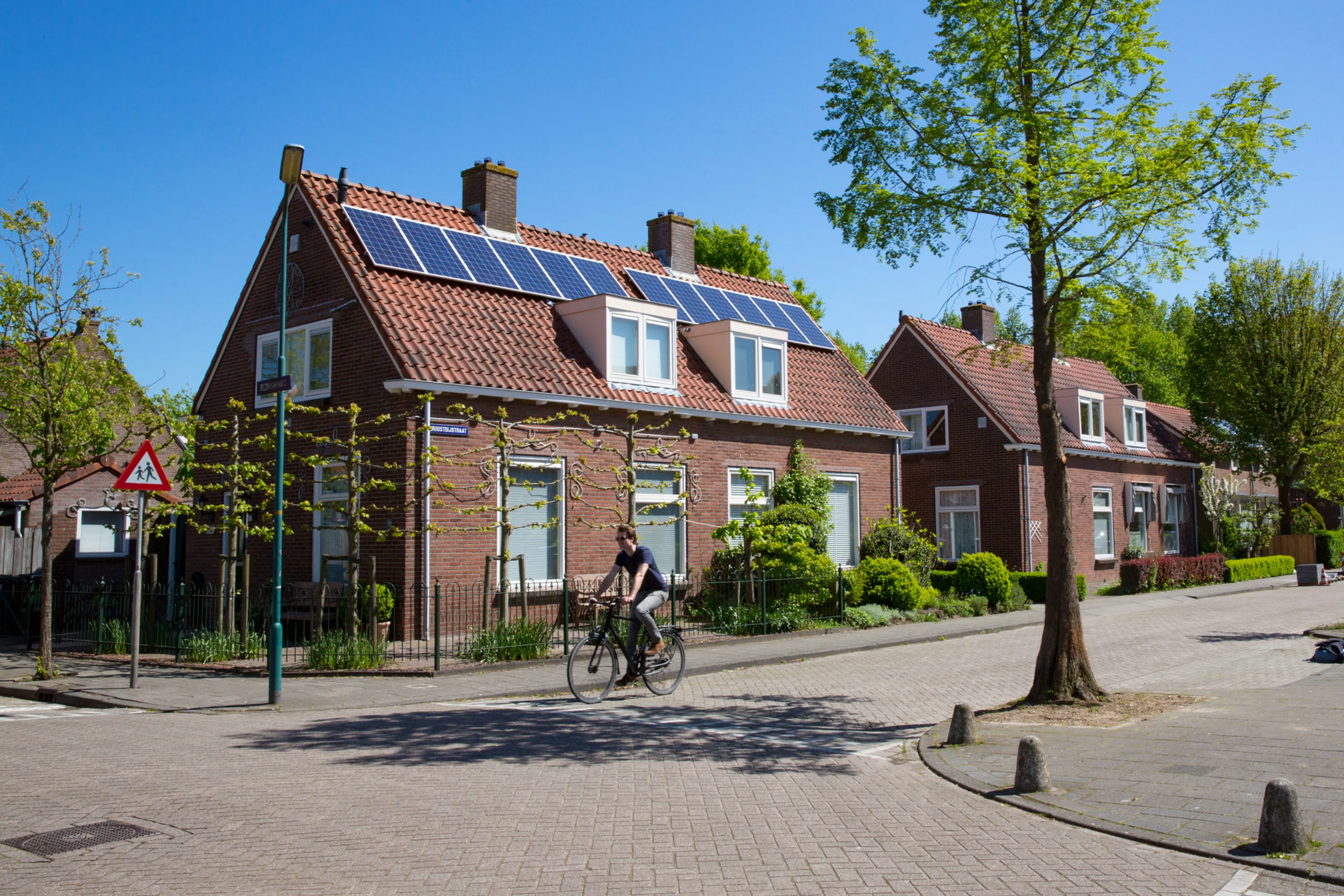 Twee-onder-een-kapwoning in woonwijk. Zonnepanelen op een huurhuis.