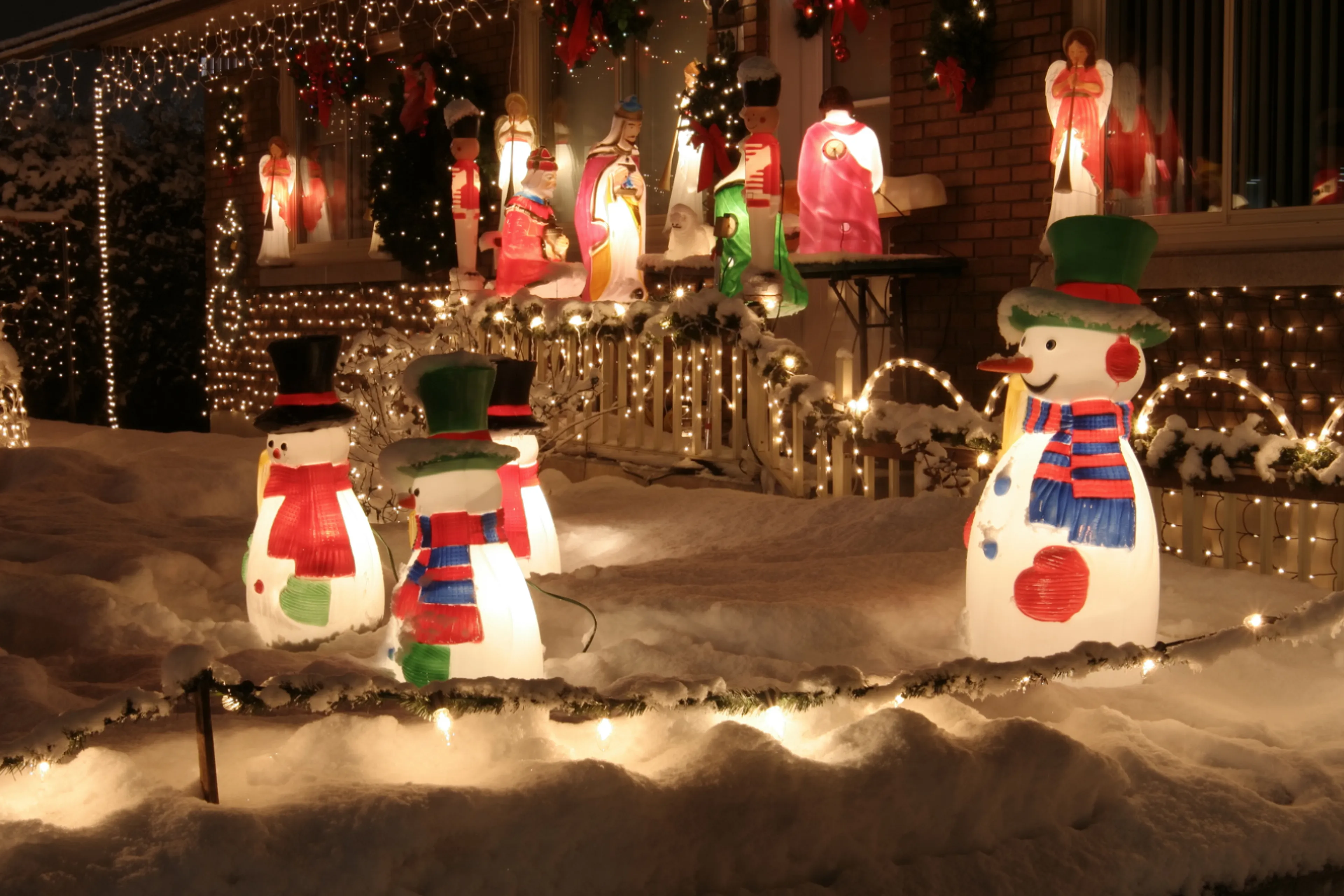 Kerstverlichting in de tuin. Sfeervol en energiezuinig verlichten met ledverlichting.