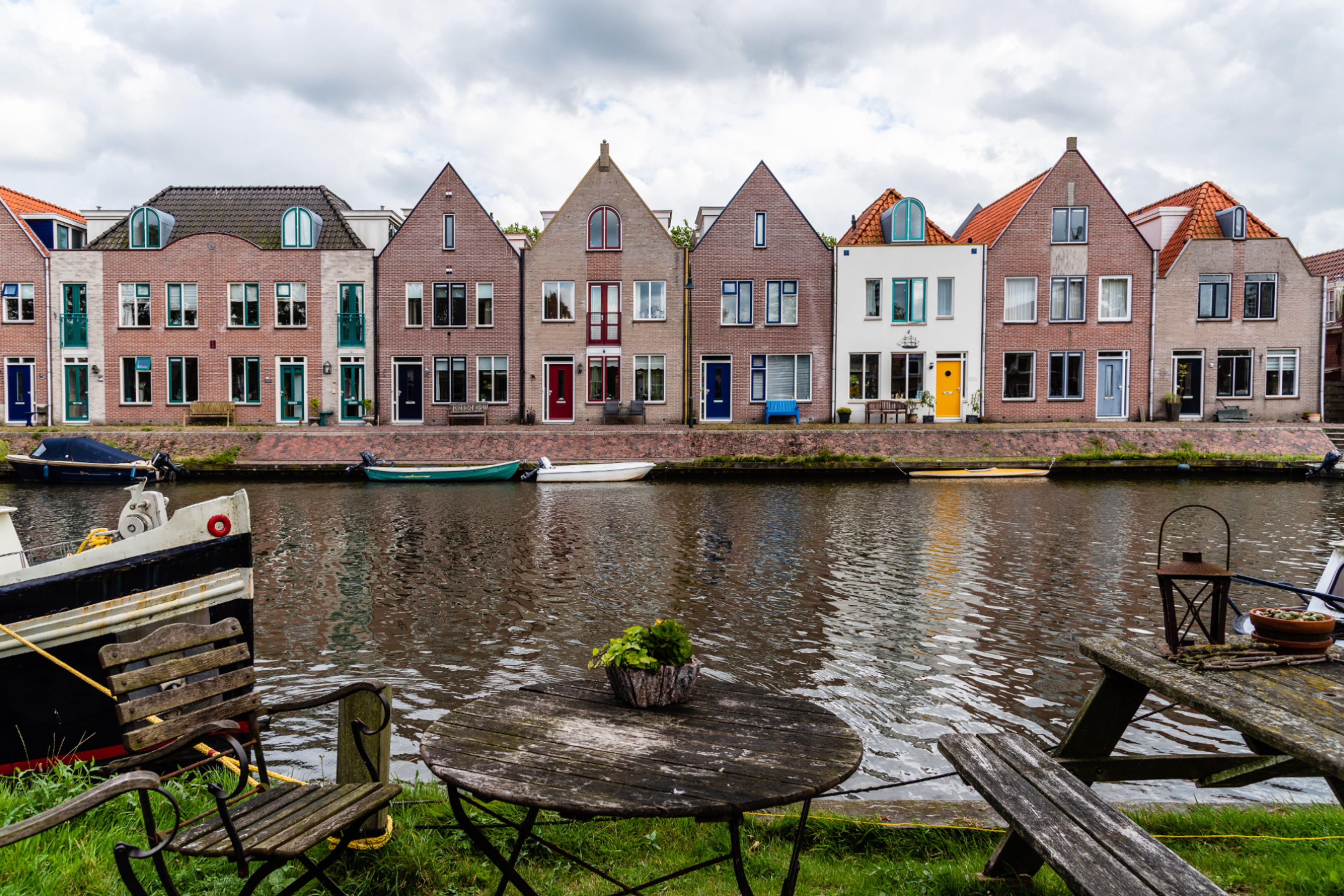 Huizen op een rijtje aan het water. Gezonde leefomgeving.