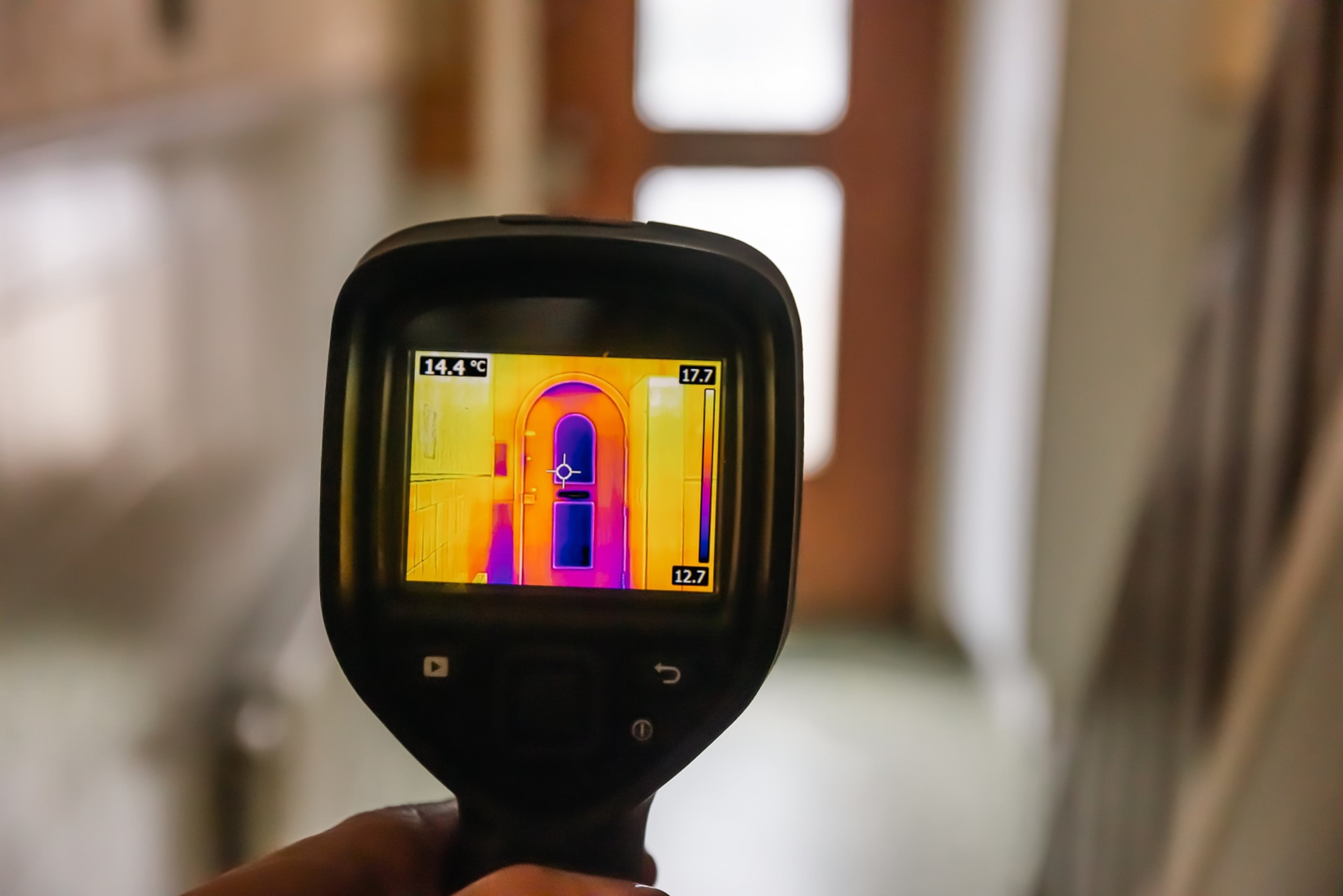 Een warmtecamera die laat zien waar kou naar binnen komt.