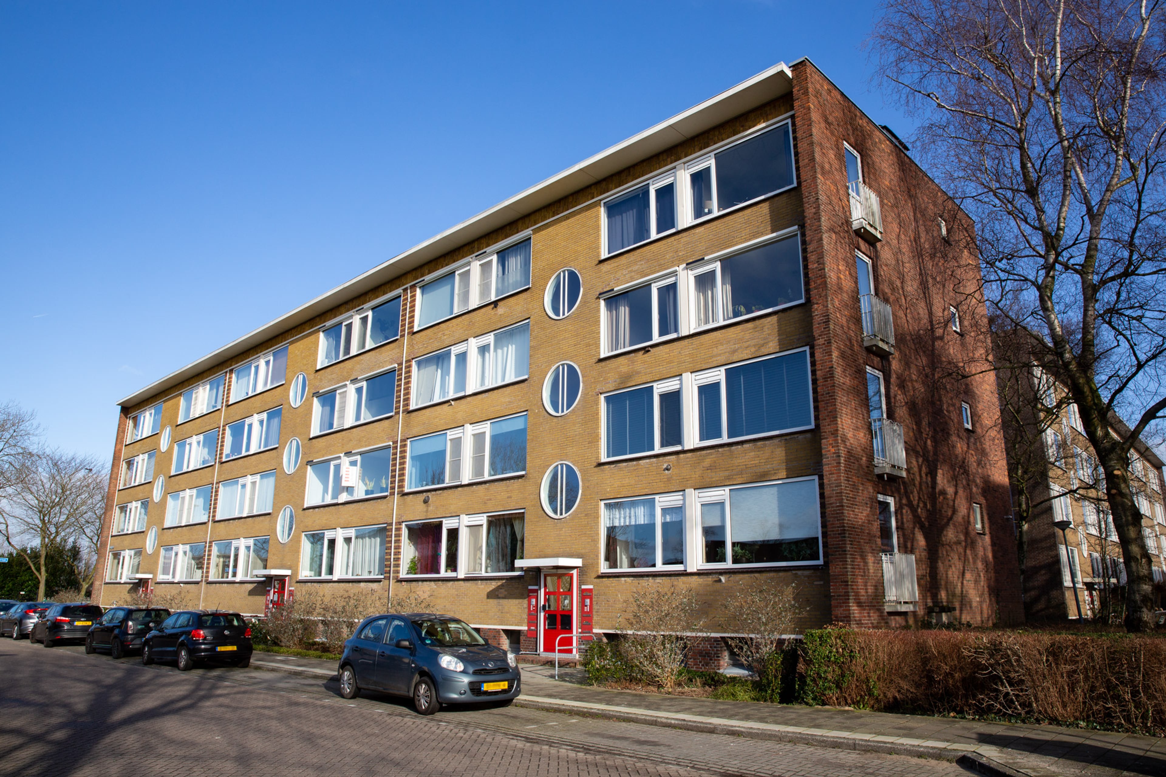 Lage flat met plat dak