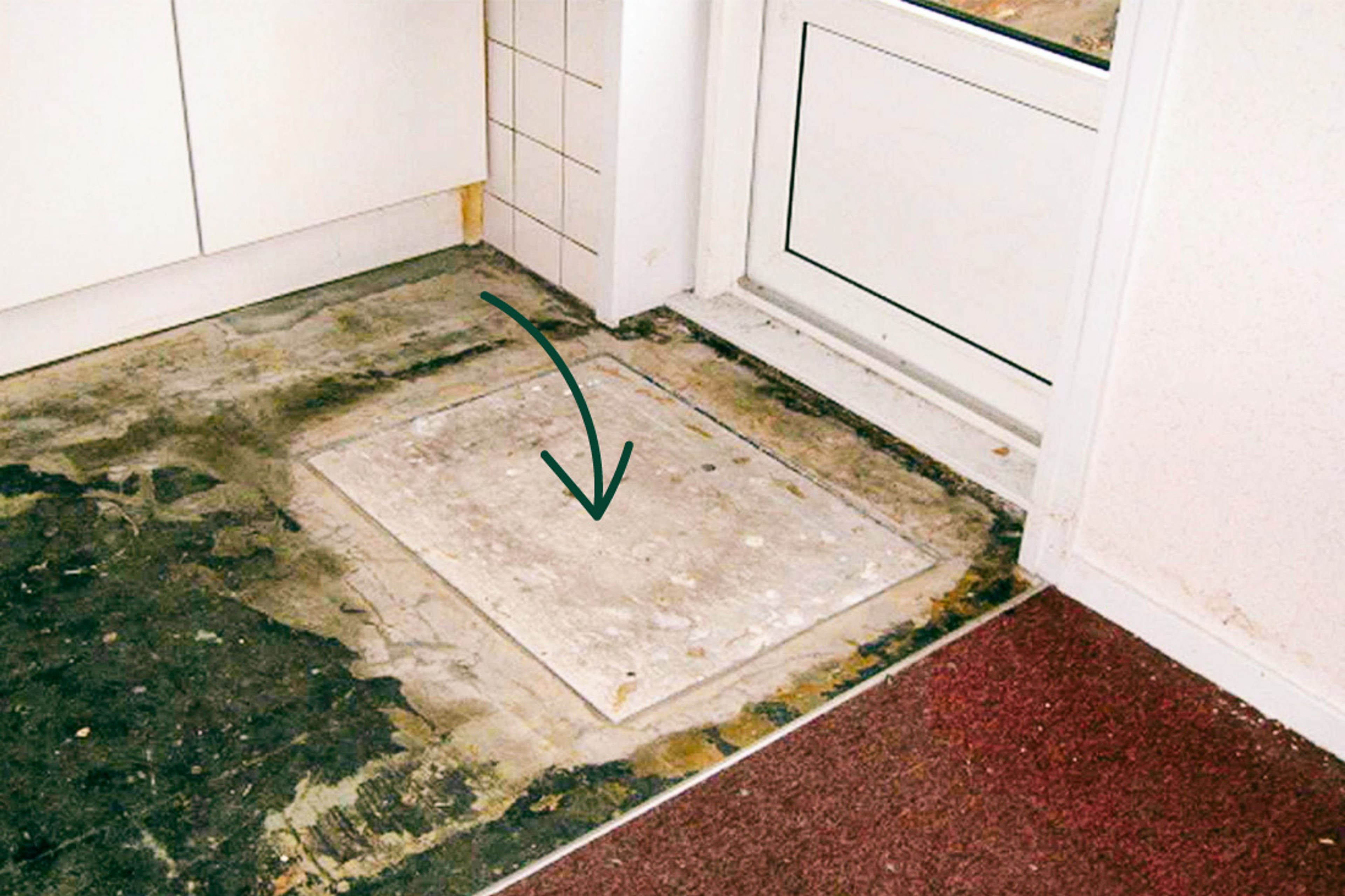 Pijl die wijst naar luik naar de kruipruimte. Plekken waar je asbest kunt vinden in en om huis.