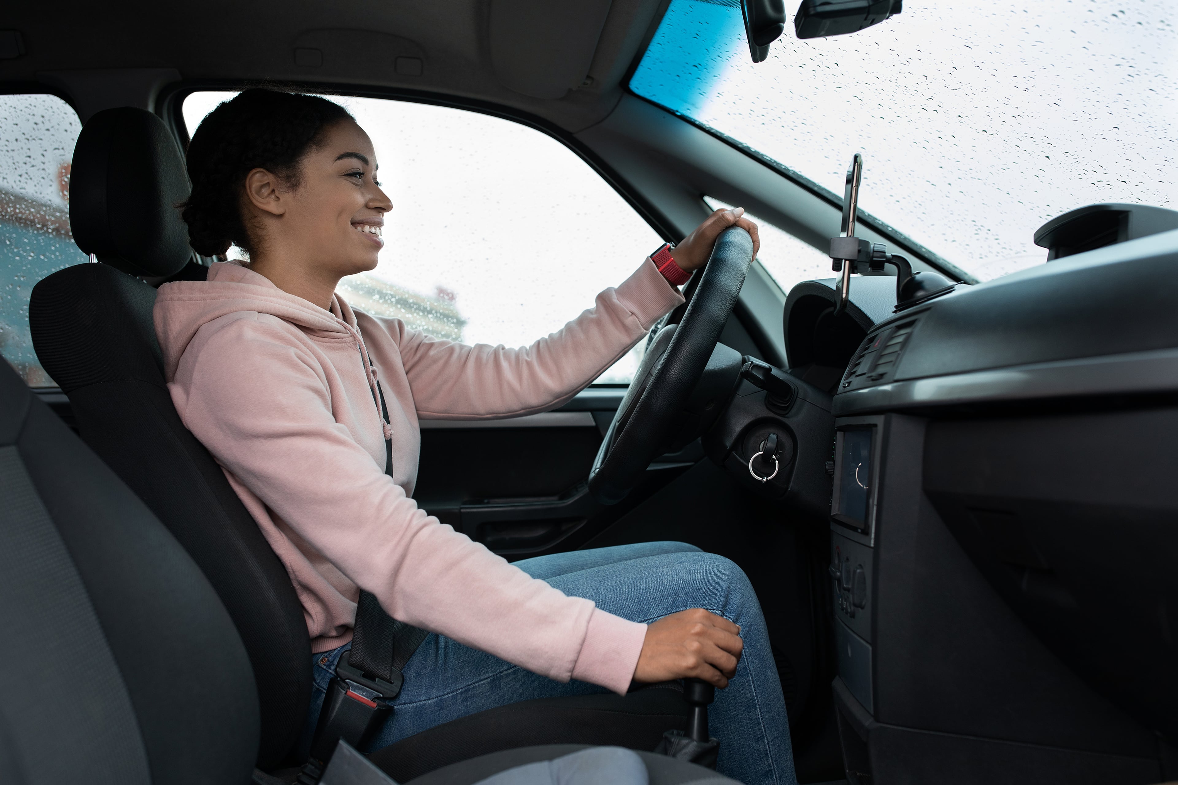 Dame rijdt in auto en moet schakelen
