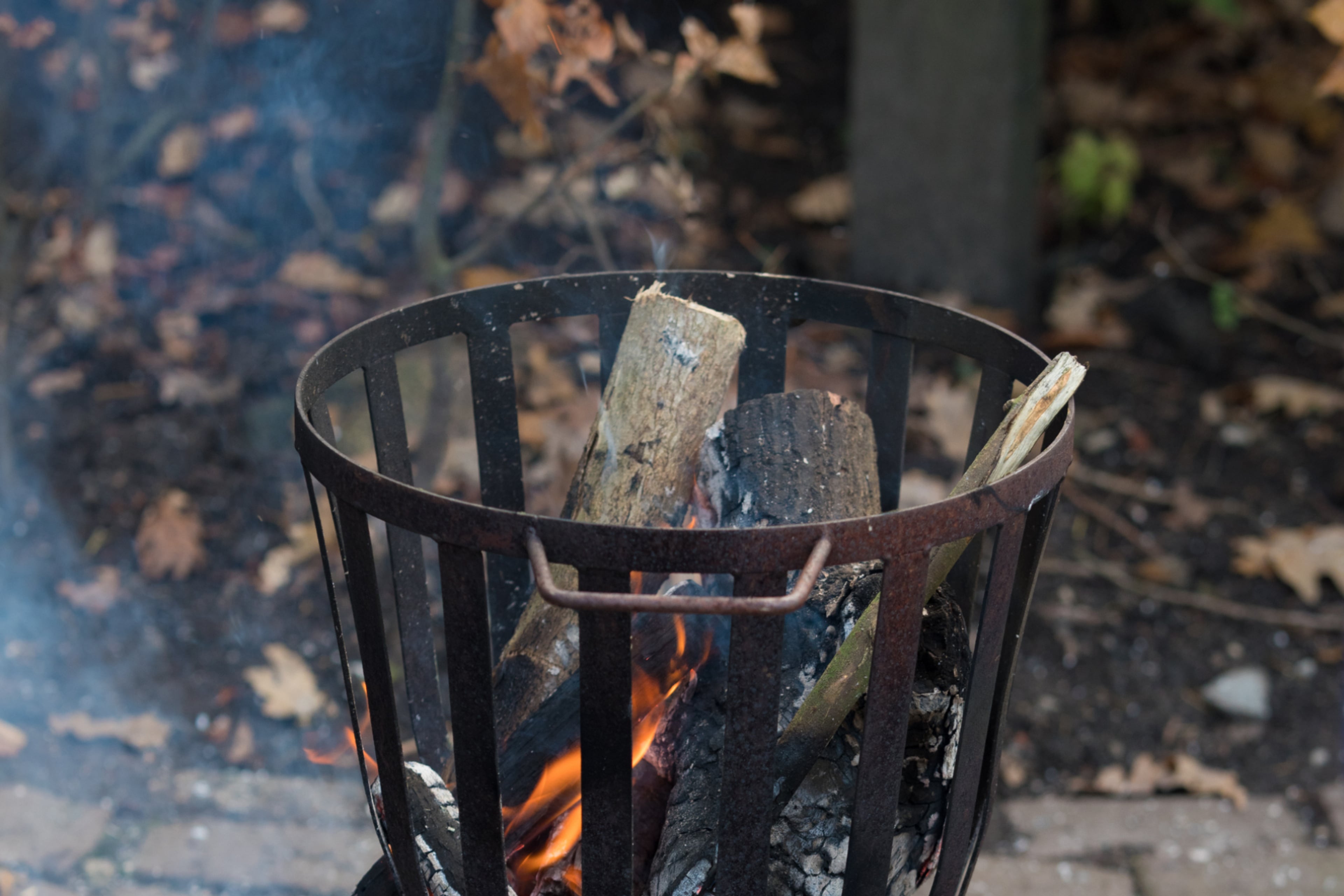 Brandende vuurkorf. Vuur maken in de tuin.
