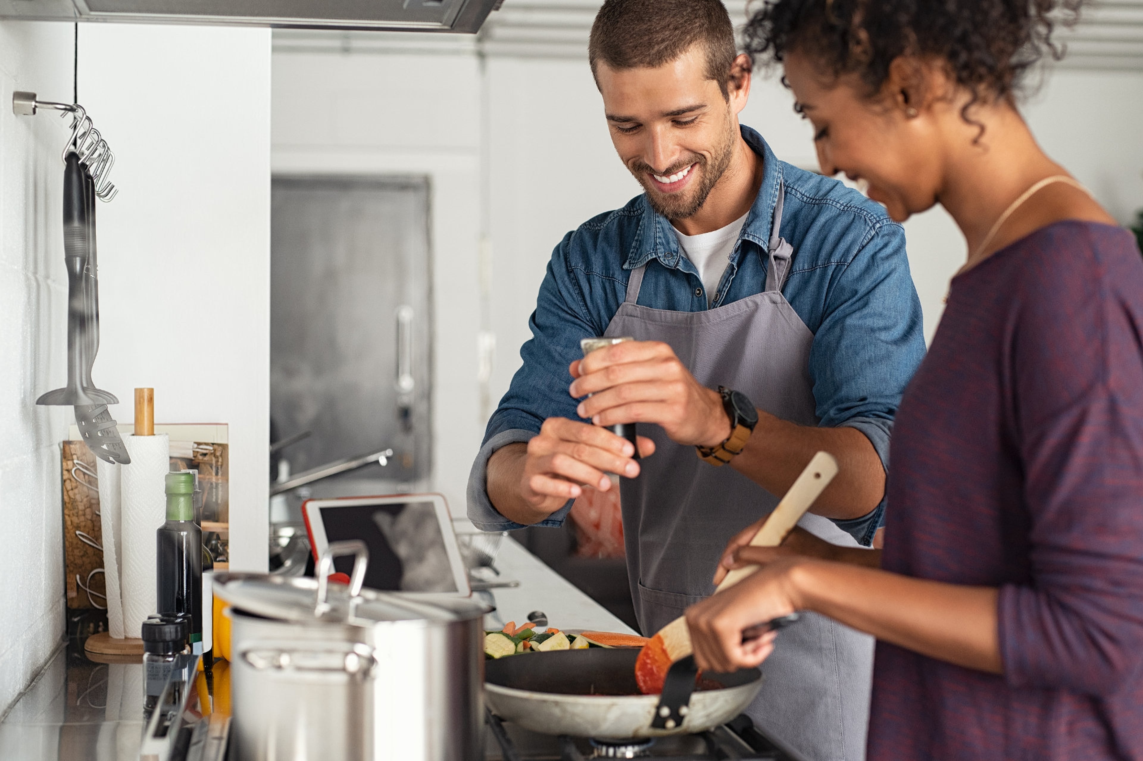 Man en vrouw koken samen. Minder vlees eten is goed voor het klimaat.